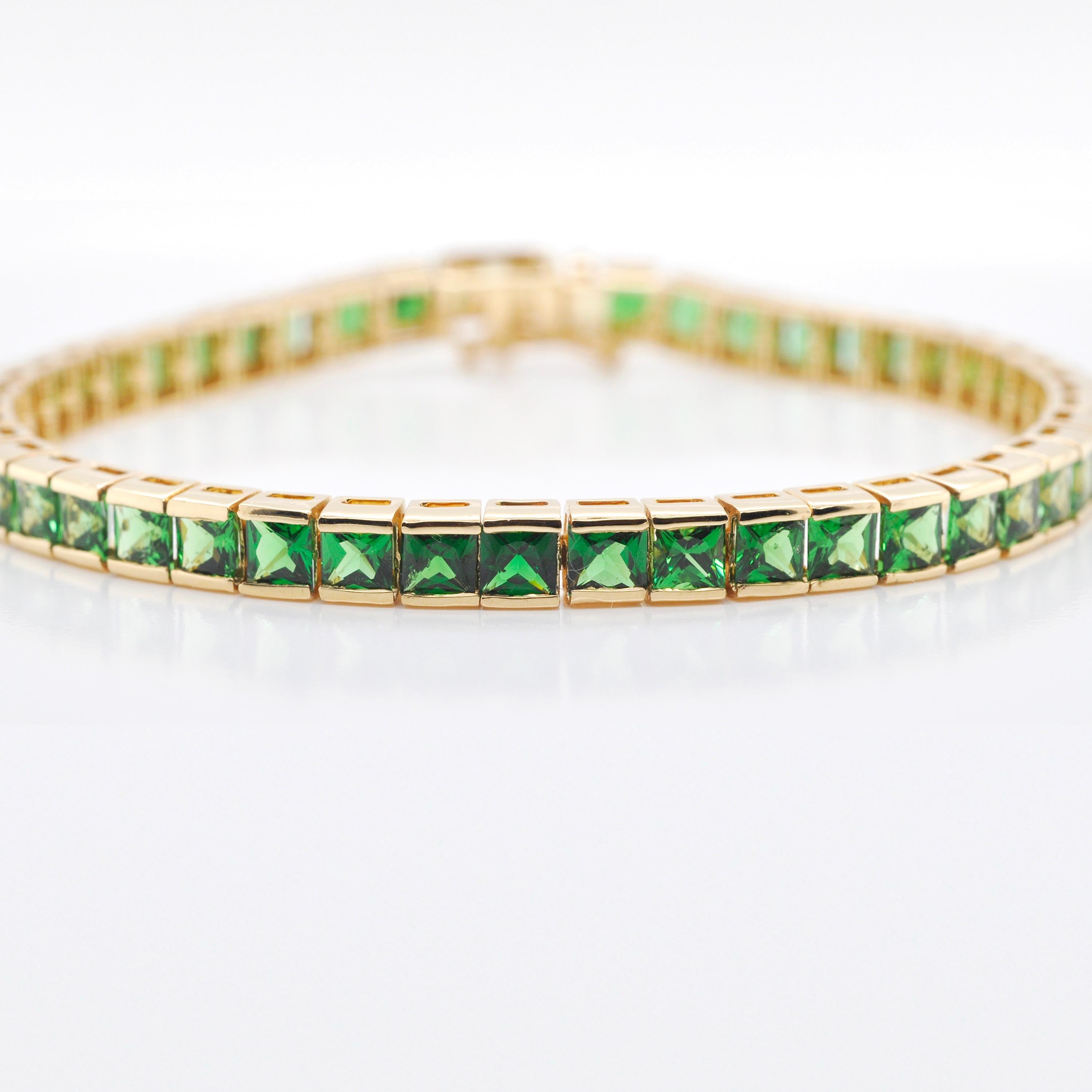 Contemporary 18 Karat Gold 4mm Princess Cut Square Gradient Tsavorite Tennis Line Bracelet For Sale