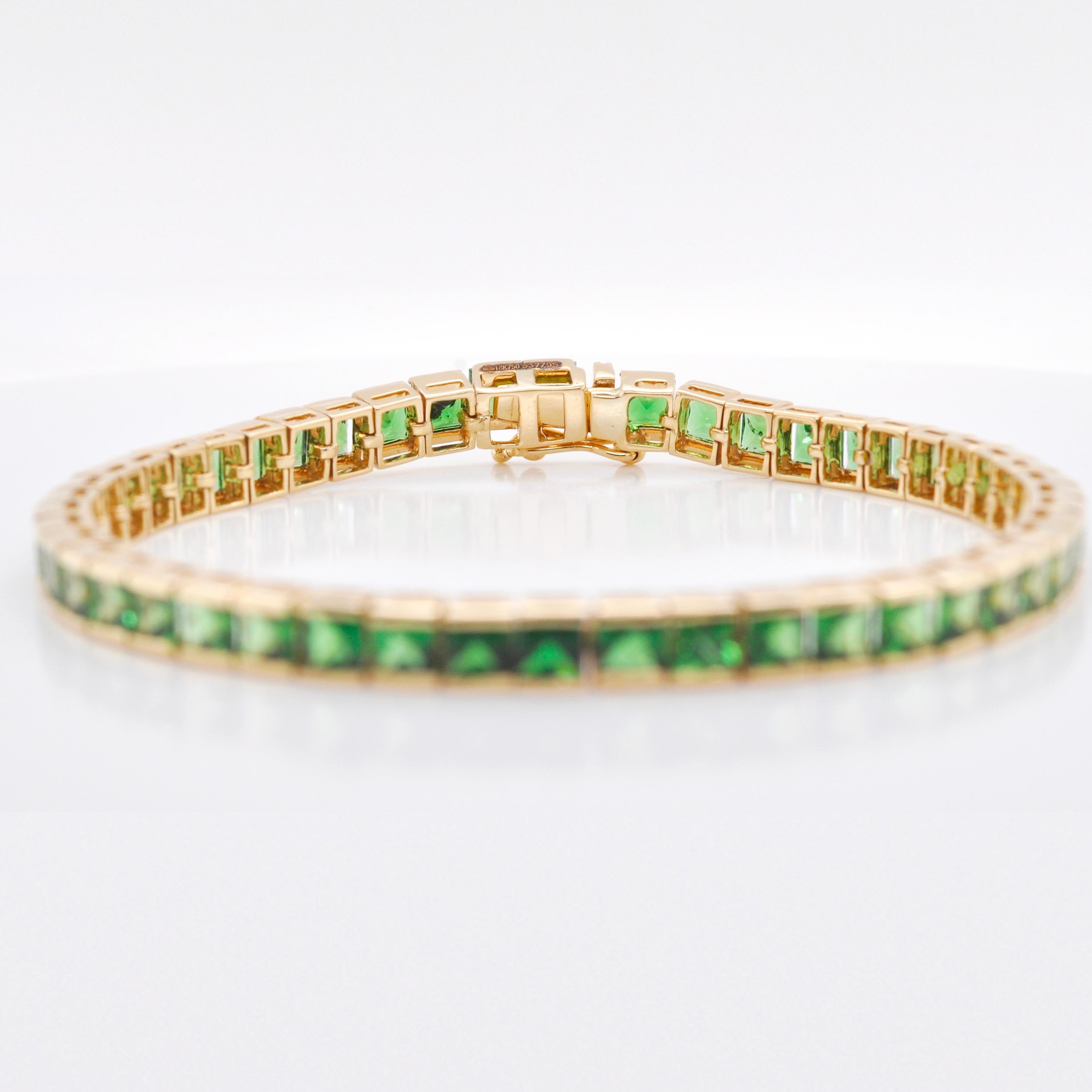 18 Karat Gold 4mm Princess Cut Square Gradient Tsavorite Tennis Line Bracelet For Sale 1