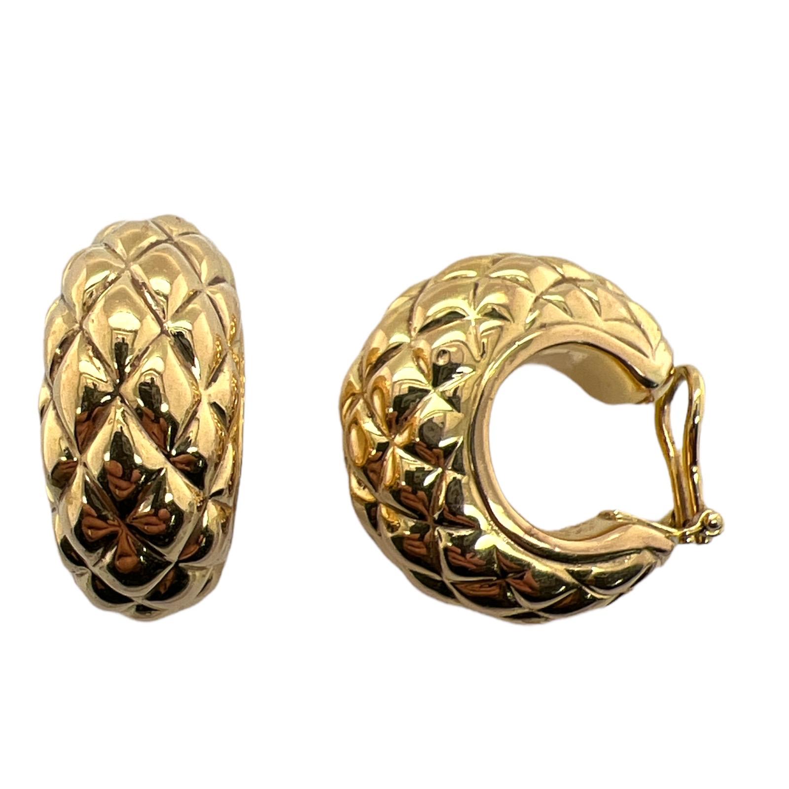 Great everyday lightweight quilted hoop earrings crafted in 18 karat yellow gold. The earrings feature a puffed quilted pattern and measure 25mm in length. Ear clip backs. 