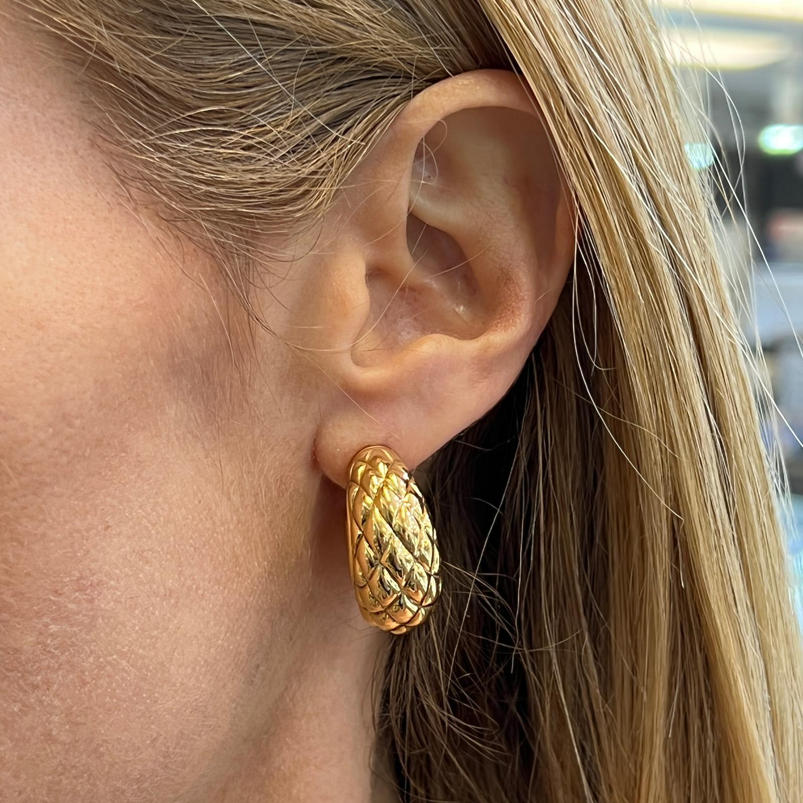 18 Karat Yellow Gold Quilted Hoop Ear Clip Earrings In Excellent Condition In Boca Raton, FL