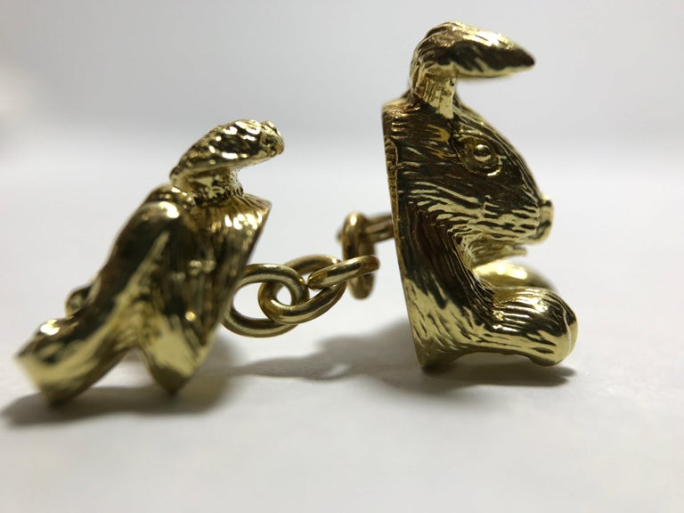 This charming pair of cufflinks is made entirely of 18 karat yellow gold and its front face depicts a rabbit seen from the front as it runs forward. 
The texture of its fur and its life-like features are vividly rendered. 

Dimensions: 1.1 x 1.6 cm