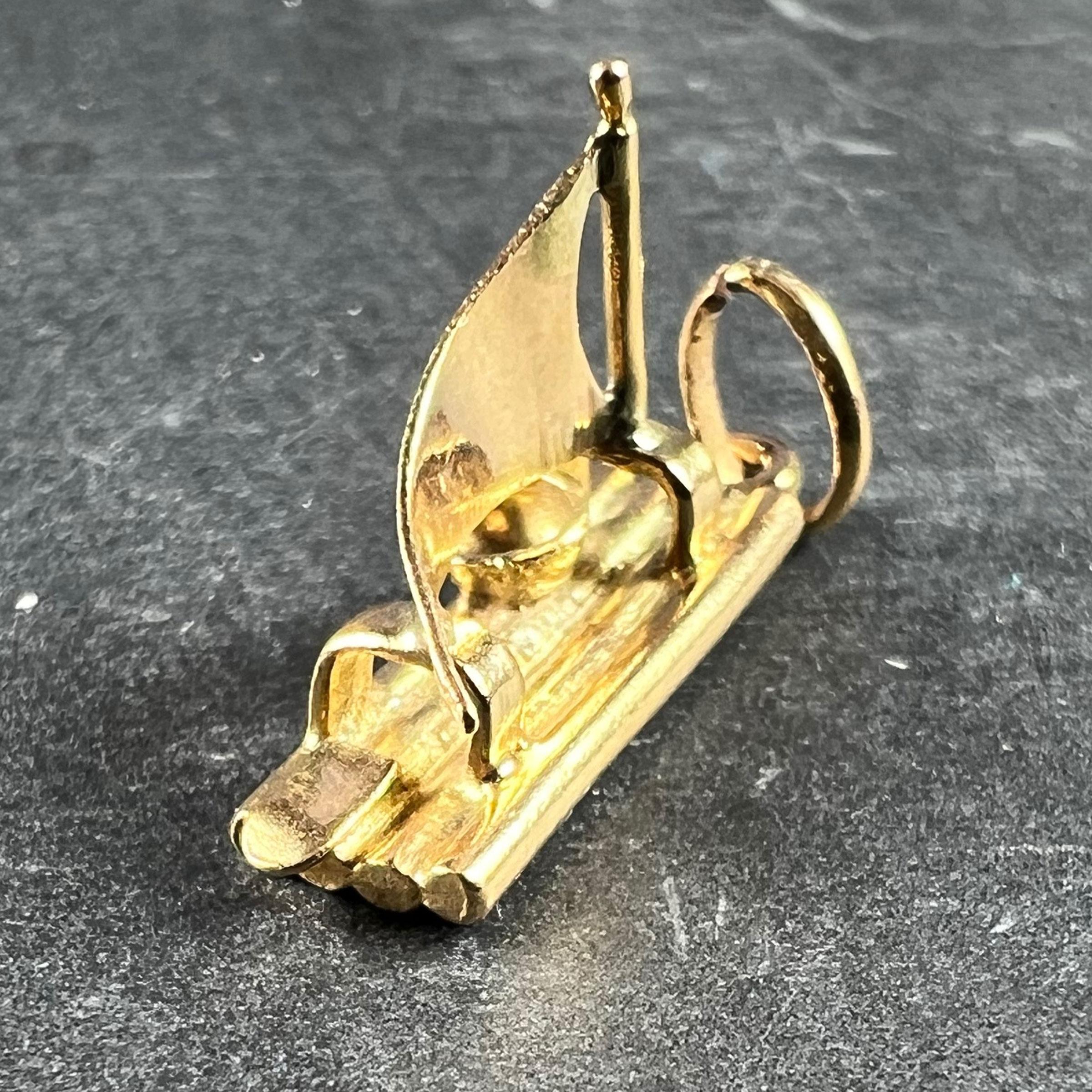 18 Karat Yellow Gold Raft Charm Pendant In Good Condition For Sale In London, GB