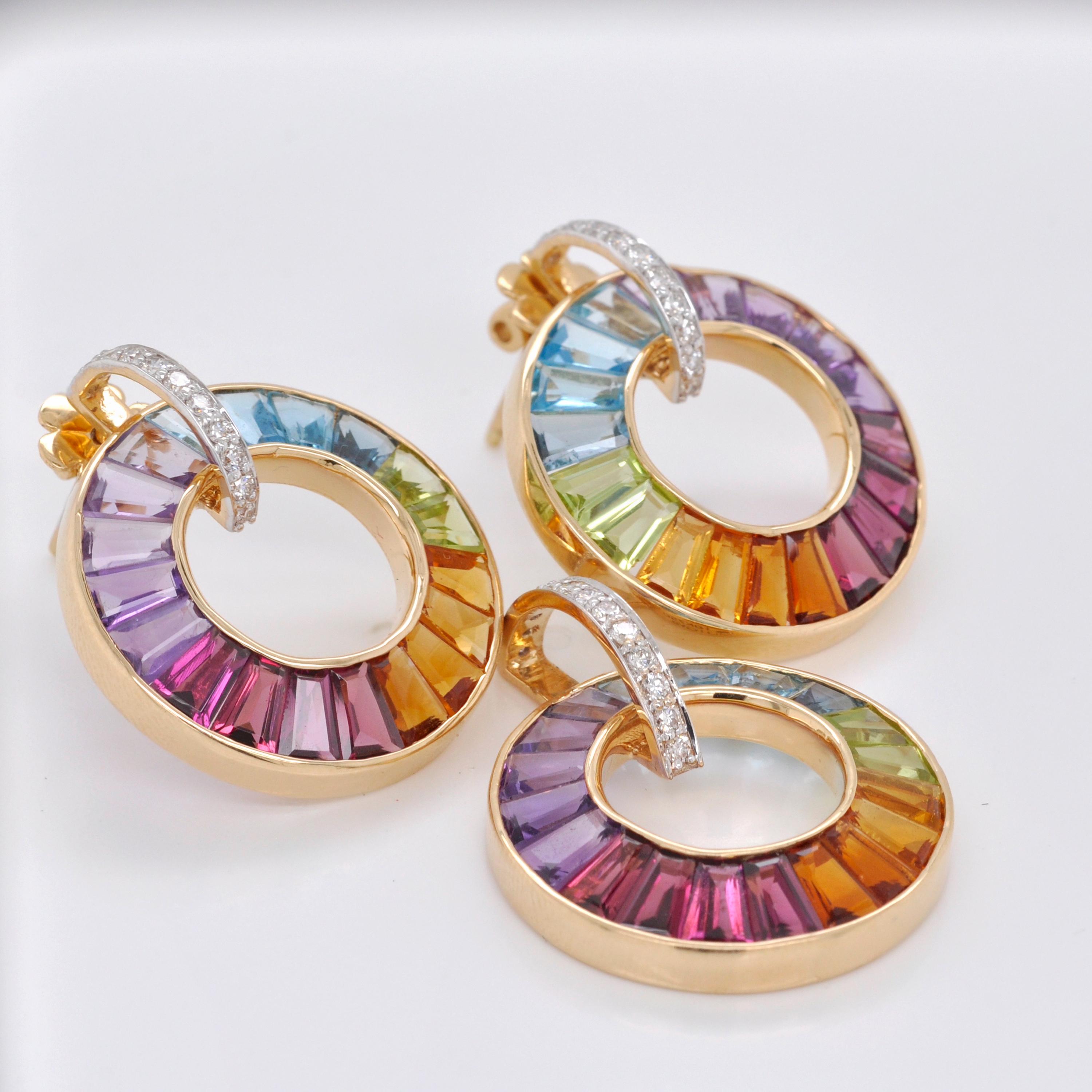 18 Karat Yellow Gold Rainbow Gemstones Circle Diamond Pendant Earrings Set In New Condition For Sale In Jaipur, Rajasthan