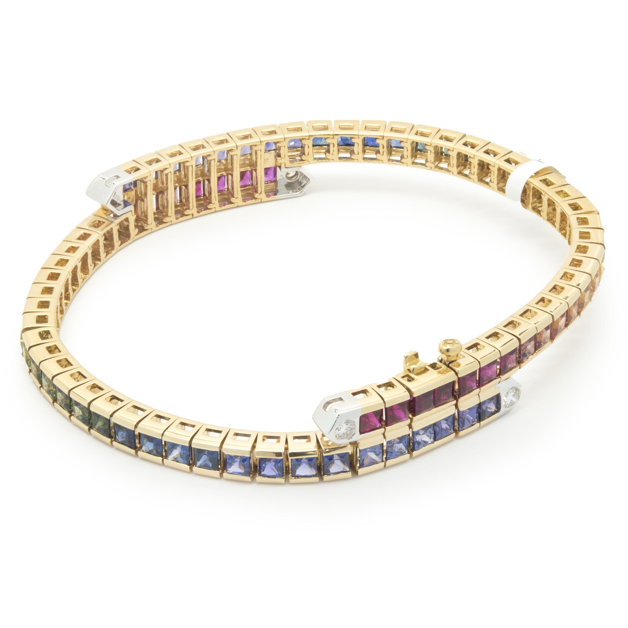 Diseñador: custom
Material: oro amarillo de 18 quilates
Diamante: 4 talla brillante redonda = 0,24ctw
Color: G
Claridad: VS2
Zafiro Arcoiris: talla princesa = 9.30ctw
Peso:  23,42 gramos
Dimensiones: la pulsera se ajusta a una muñeca de hasta 7
