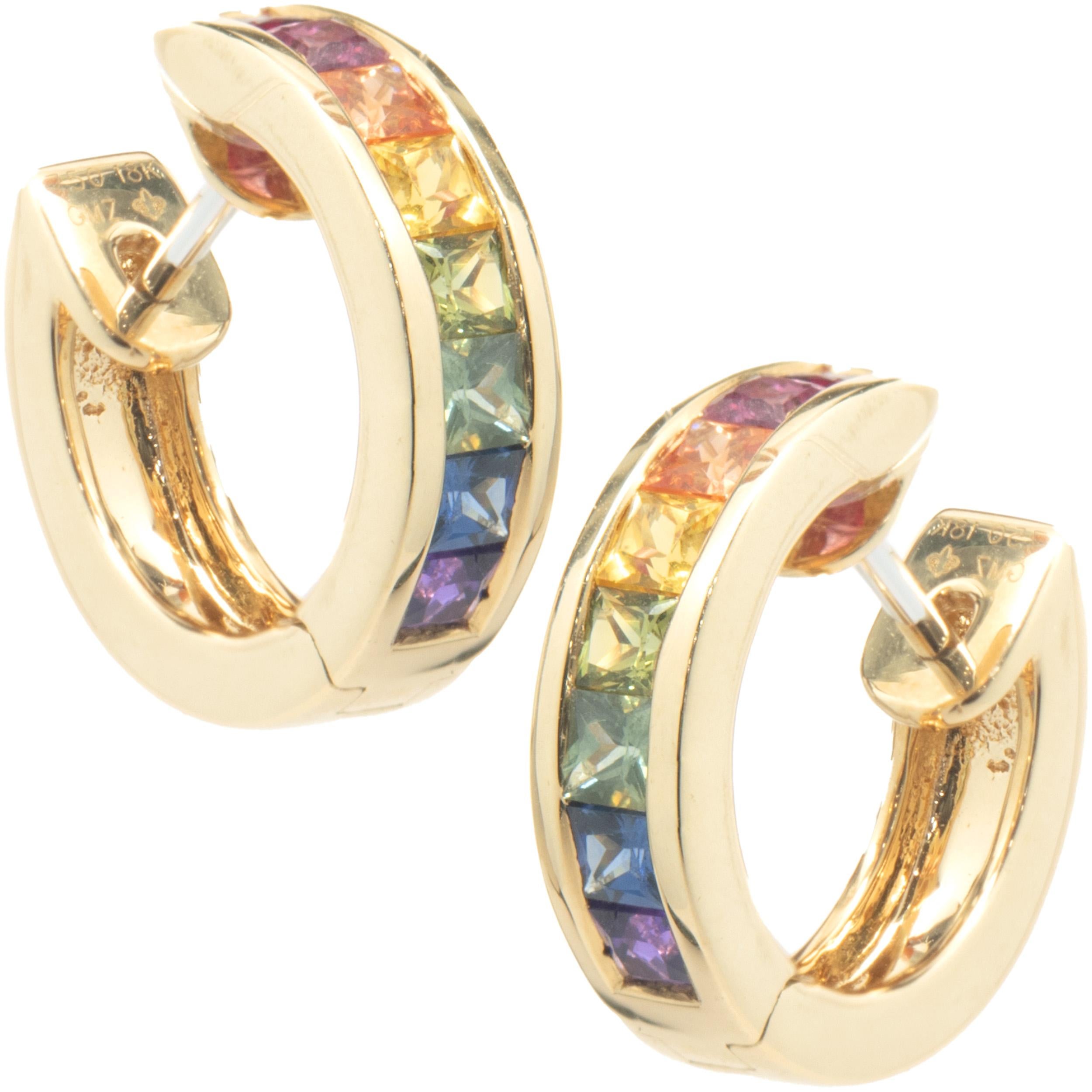 Designer: personalizzato
Materiale: oro giallo 18 carati
Zaffiro arcobaleno: 16 tagli princess = 1,32cttw
Chiusure: bottoni a pressione
Peso: 5,98 grammi