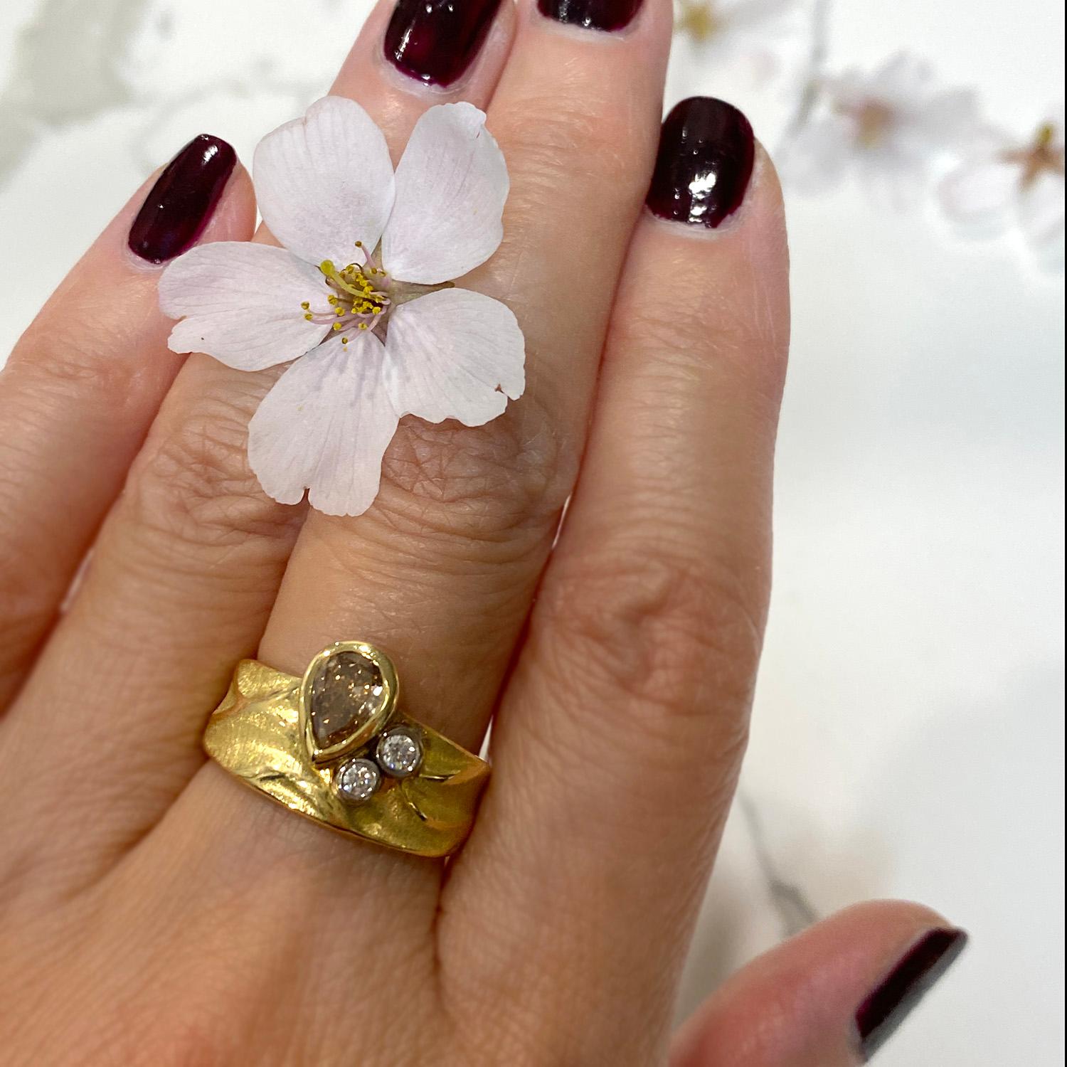 Rebecca-Ring aus 18 Karat Gelbgold mit braunem Diamant von K.Mita (Zeitgenössisch) im Angebot