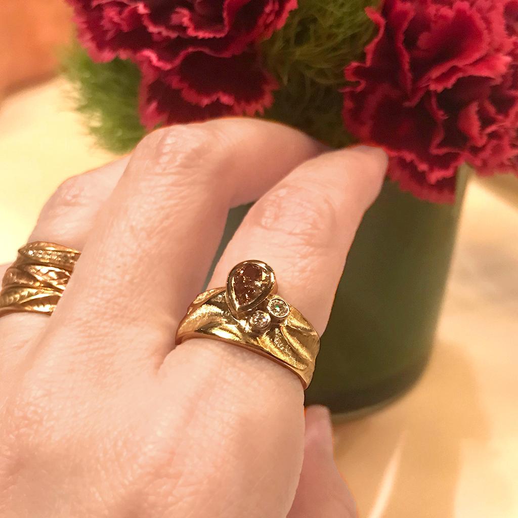 Rebecca-Ring aus 18 Karat Gelbgold mit braunem Diamant von K.Mita (Tropfenschliff) im Angebot