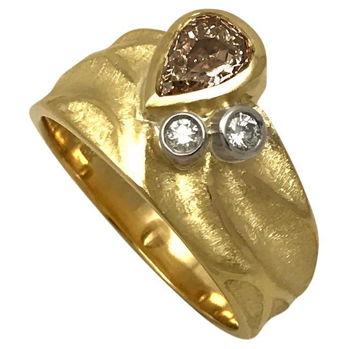 Rebecca-Ring aus 18 Karat Gelbgold mit braunem Diamant von K.Mita im Angebot
