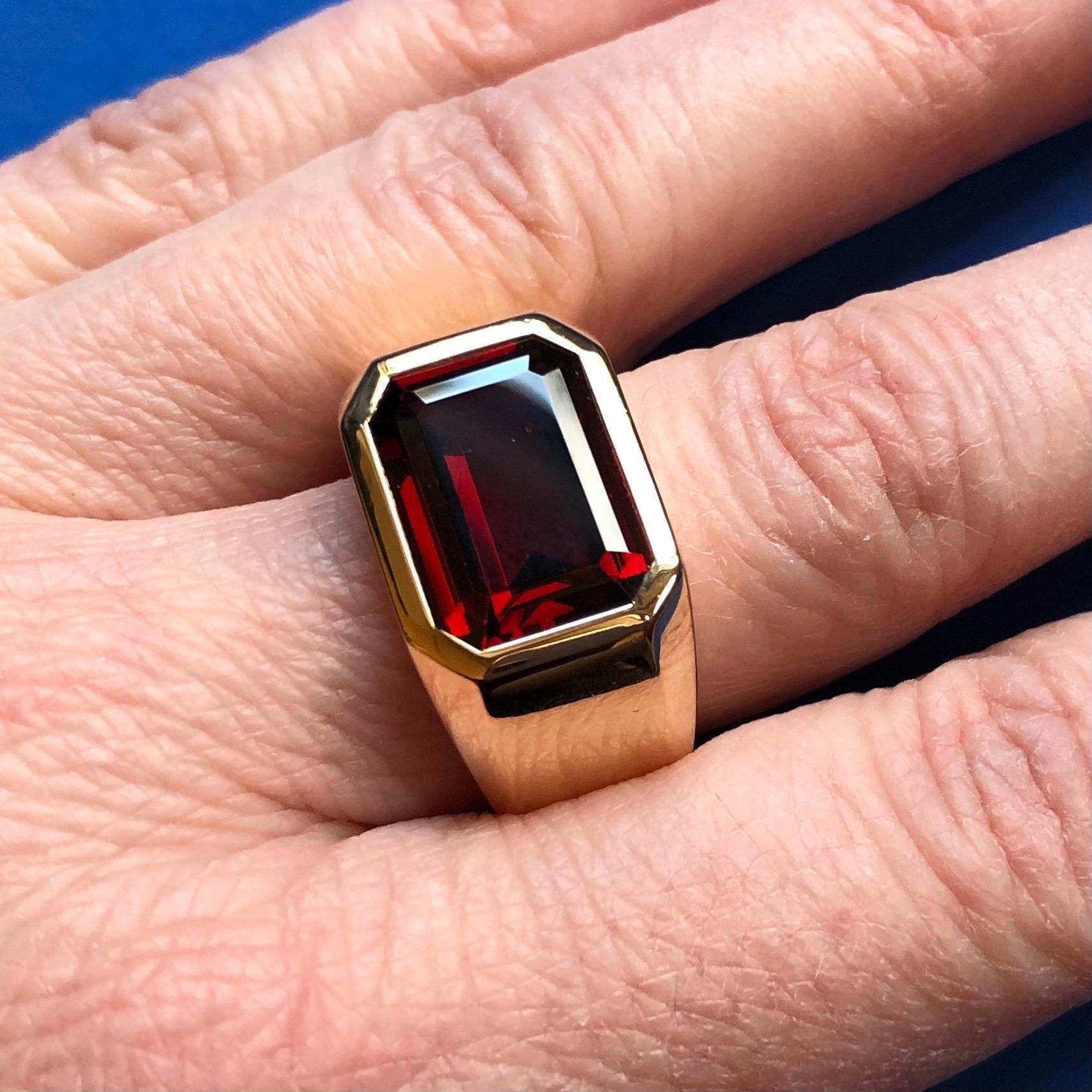 Ring aus 18 Karat Gelbgold mit rotem Granat von Péclard im Zustand „Hervorragend“ in Zurich, CH