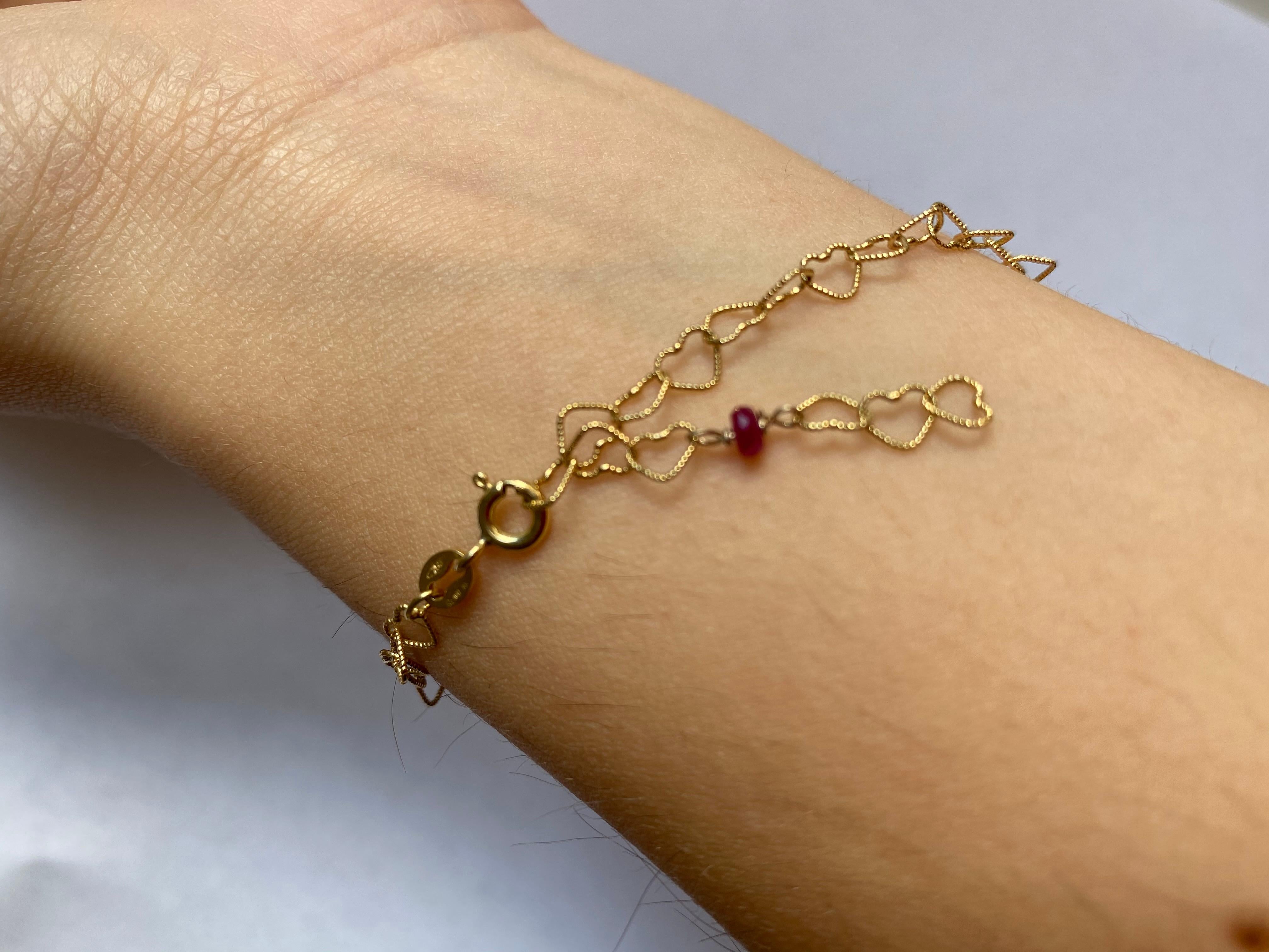 Bracelet à chaîne en or jaune 18 carats avec rubis rouge légèrement martelé « Little Hearts » en vente 2