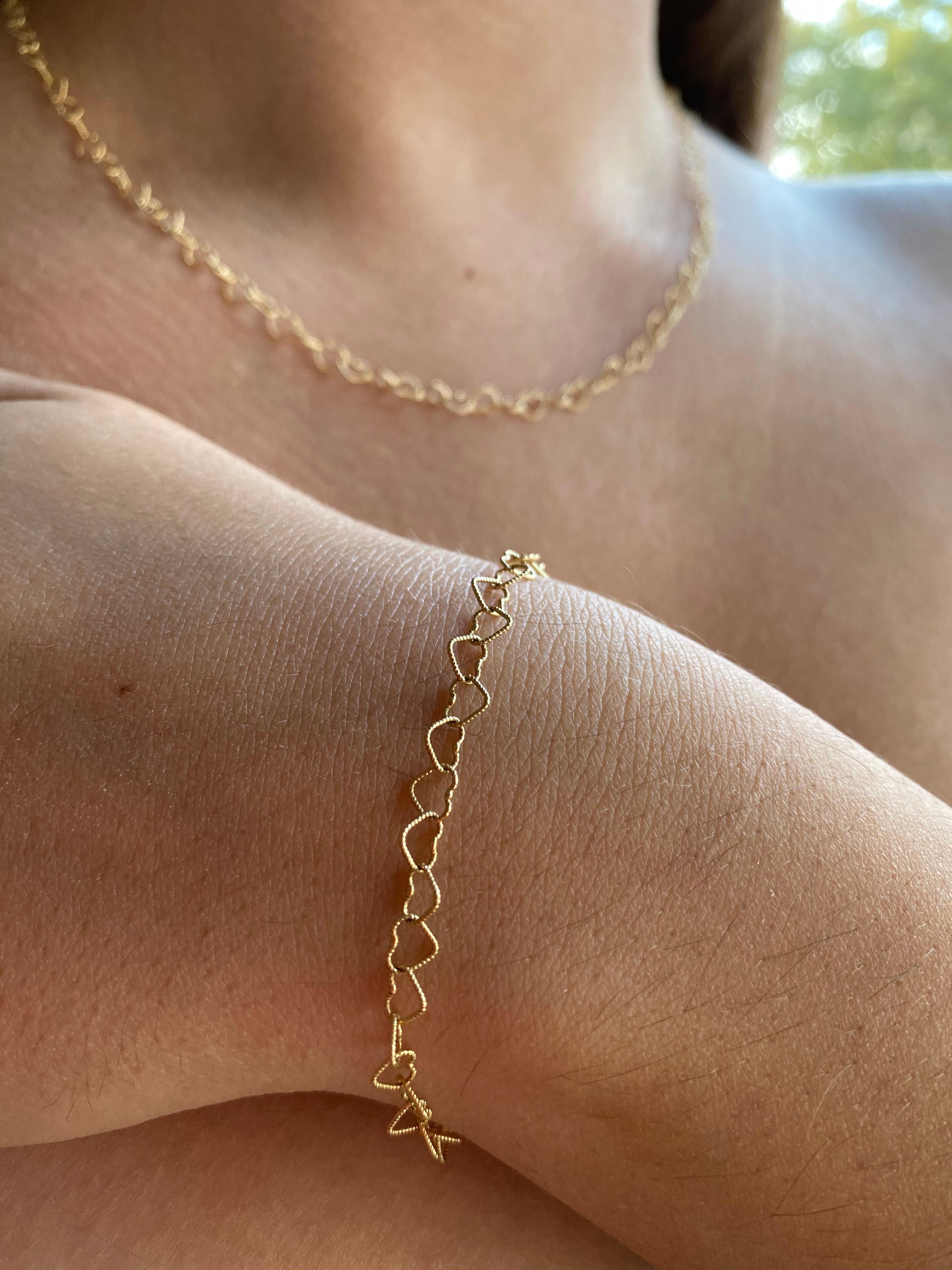 Moderne Bracelet à chaîne en or jaune 18 carats avec rubis rouge légèrement martelé « Little Hearts » en vente
