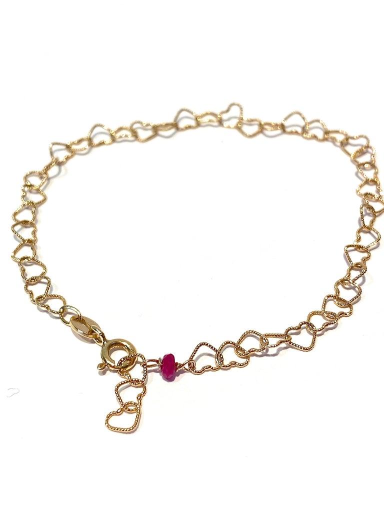 Bracelet à chaîne en or jaune 18 carats avec rubis rouge légèrement martelé « Little Hearts » en vente 3