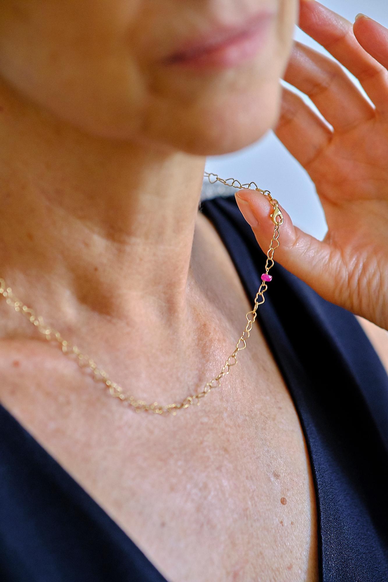 Artisan Rubis rouge or jaune 18K  Chane collier Little Hearts lgrement martele en vente
