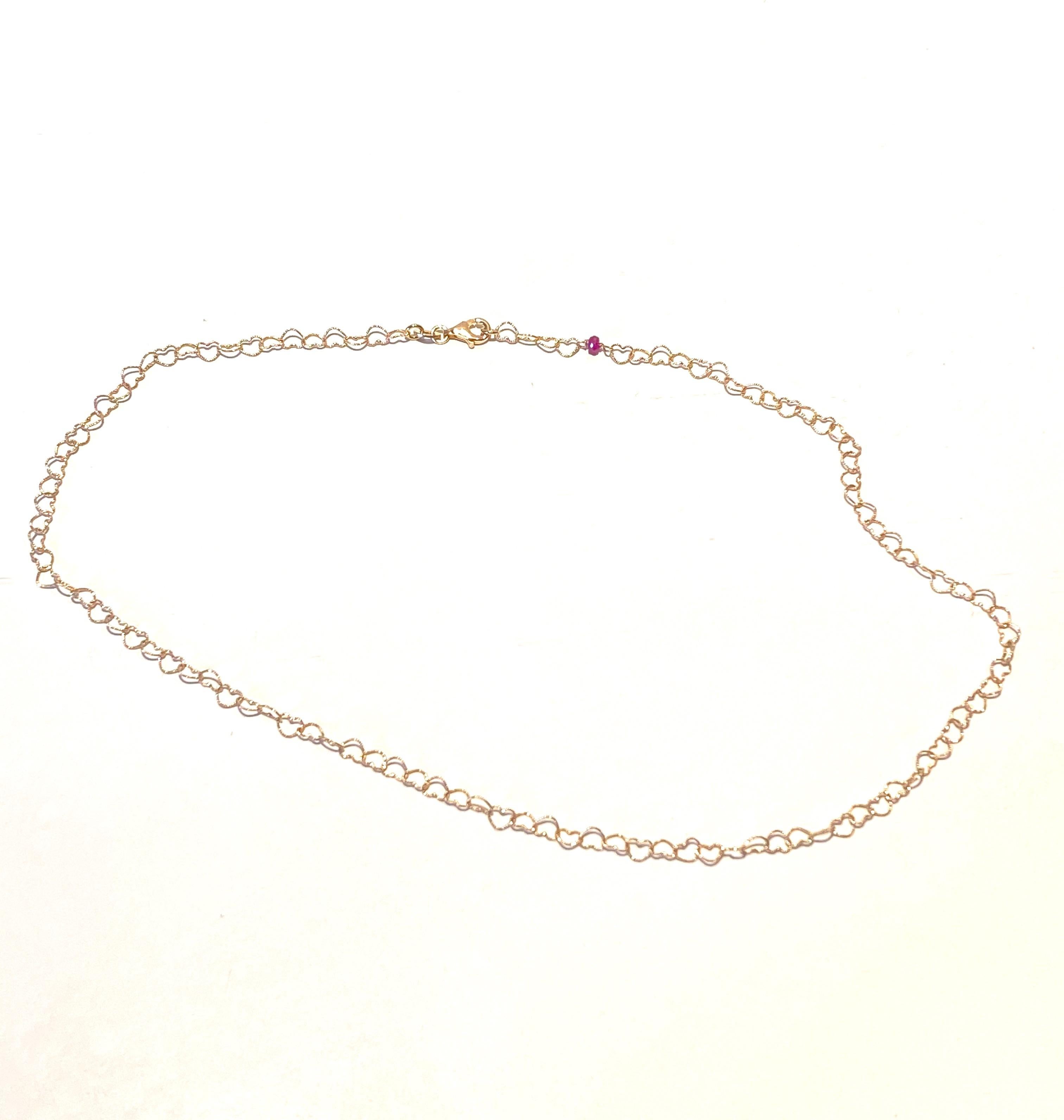 Dainty 18 Karat Yellow Gold Red Ruby Slightly Hammered Little Hearts Necklace For Sale 2