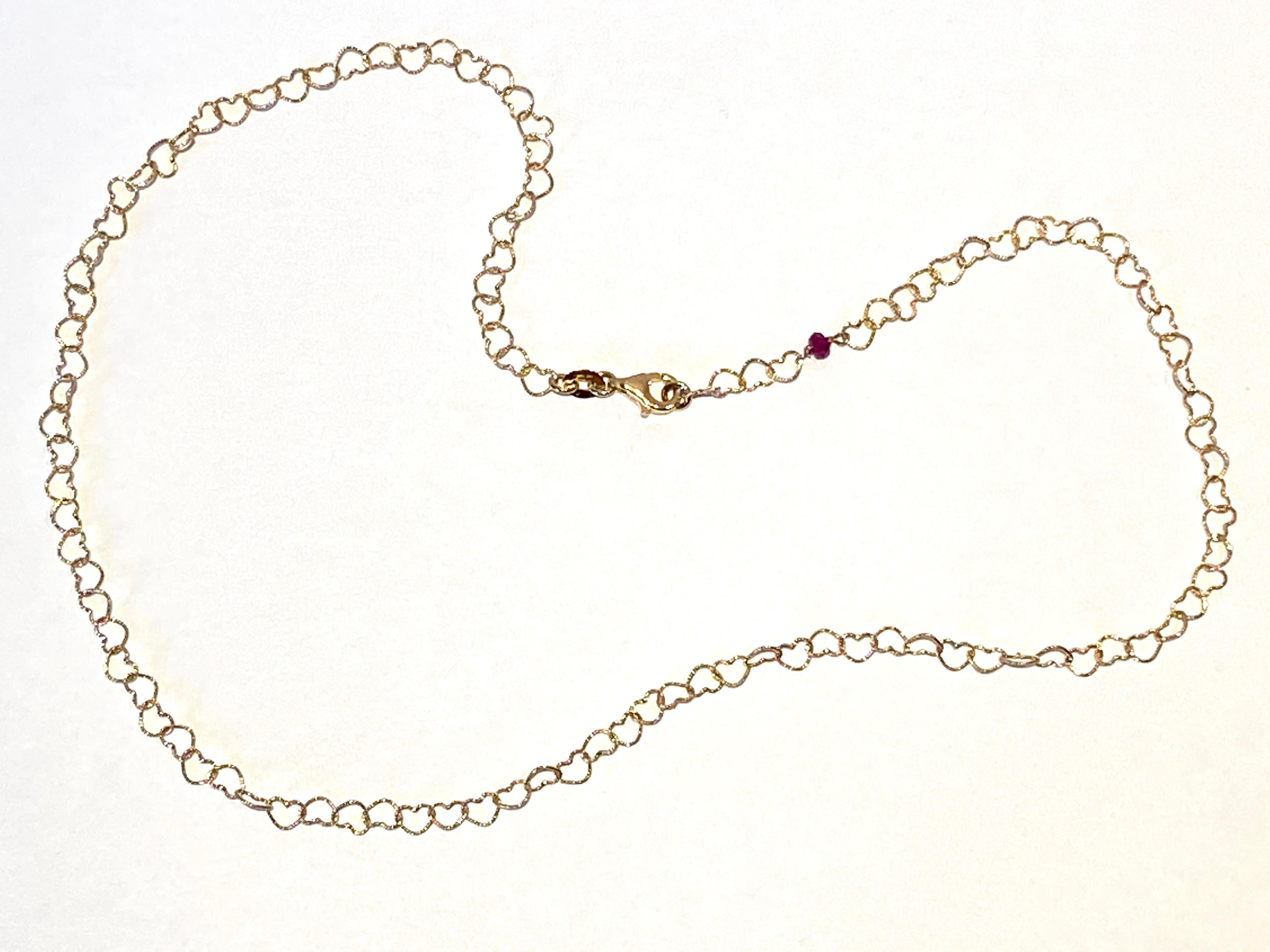 Italian Design 18 Karat Yellow Gold Red Ruby Slightly Hammered Hearts Necklace For Sale 6