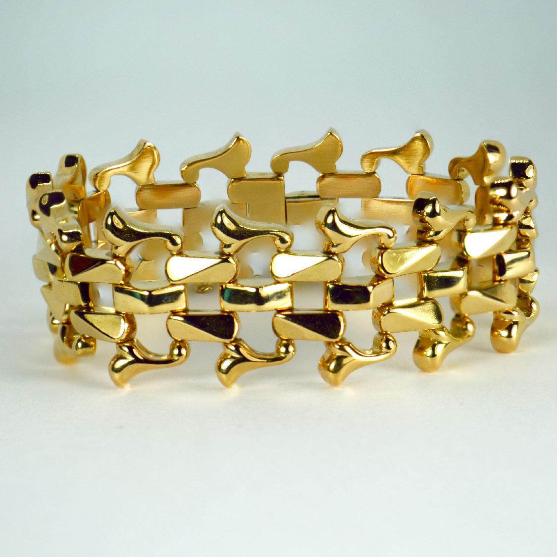 18 Karat Yellow Gold Retro Link Bracelet For Sale 1