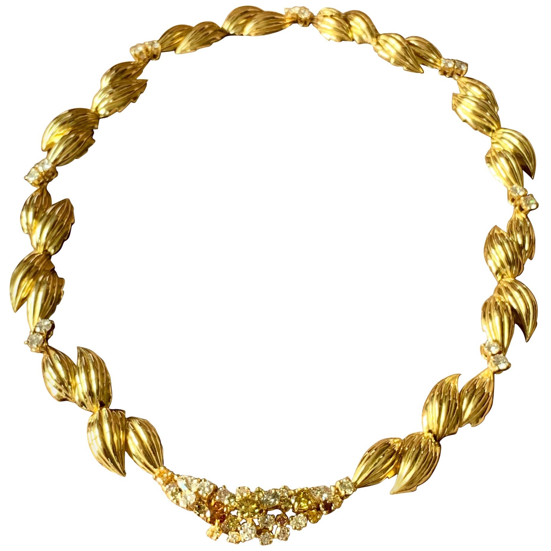 Collier rétro fantaisie en or jaune 18 carats avec diamants en forme de feuille en vente