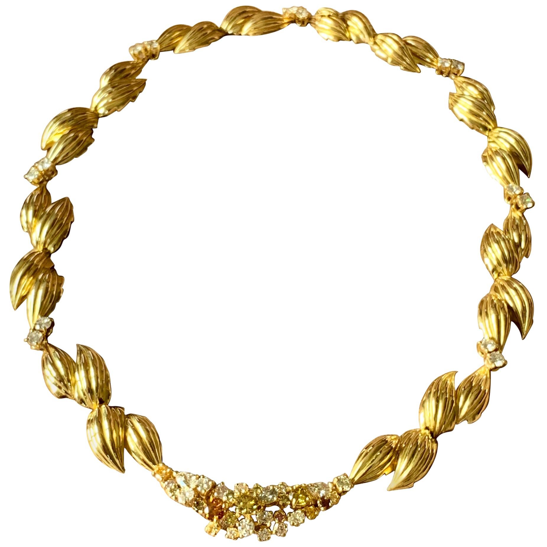 18 Karat Gelbgold Retro-Halskette mit ausgefallenem Blattdesign mit Diamanten im Angebot