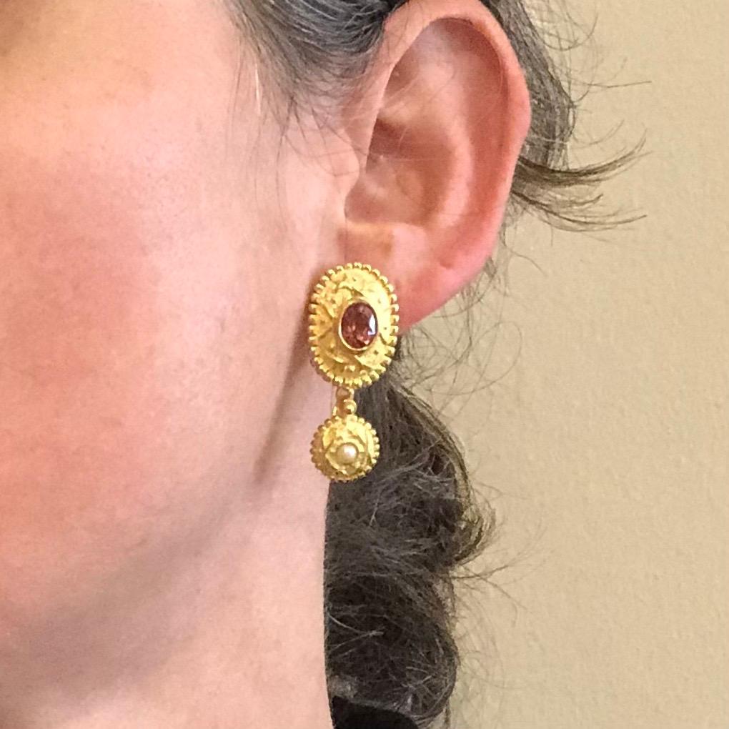 18 Karat Yellow Gold Rhodolithe Garnet and Cultured Pearls Earrings In Excellent Condition In Zurich, CH