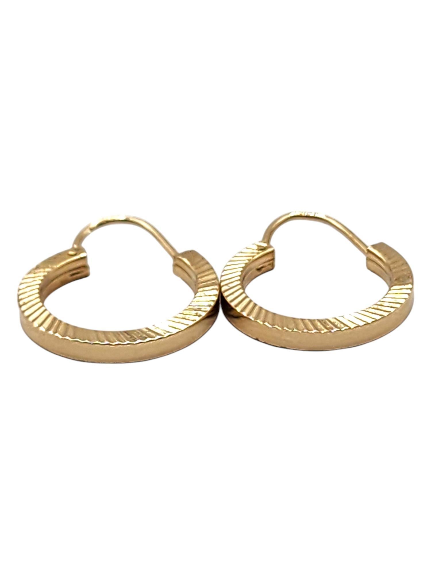 18 Karat Yellow Gold Ribbed Circle Hoop Earrings

This beautiful set of circle hoops were meticulously crafted from 18K yellow gold with a stunning textured finish!

Size: 22.33mm X 17.41mm X 2.42mm

Weight: 2.3 g/ 1.52 dwt

Tested 18K

Very good