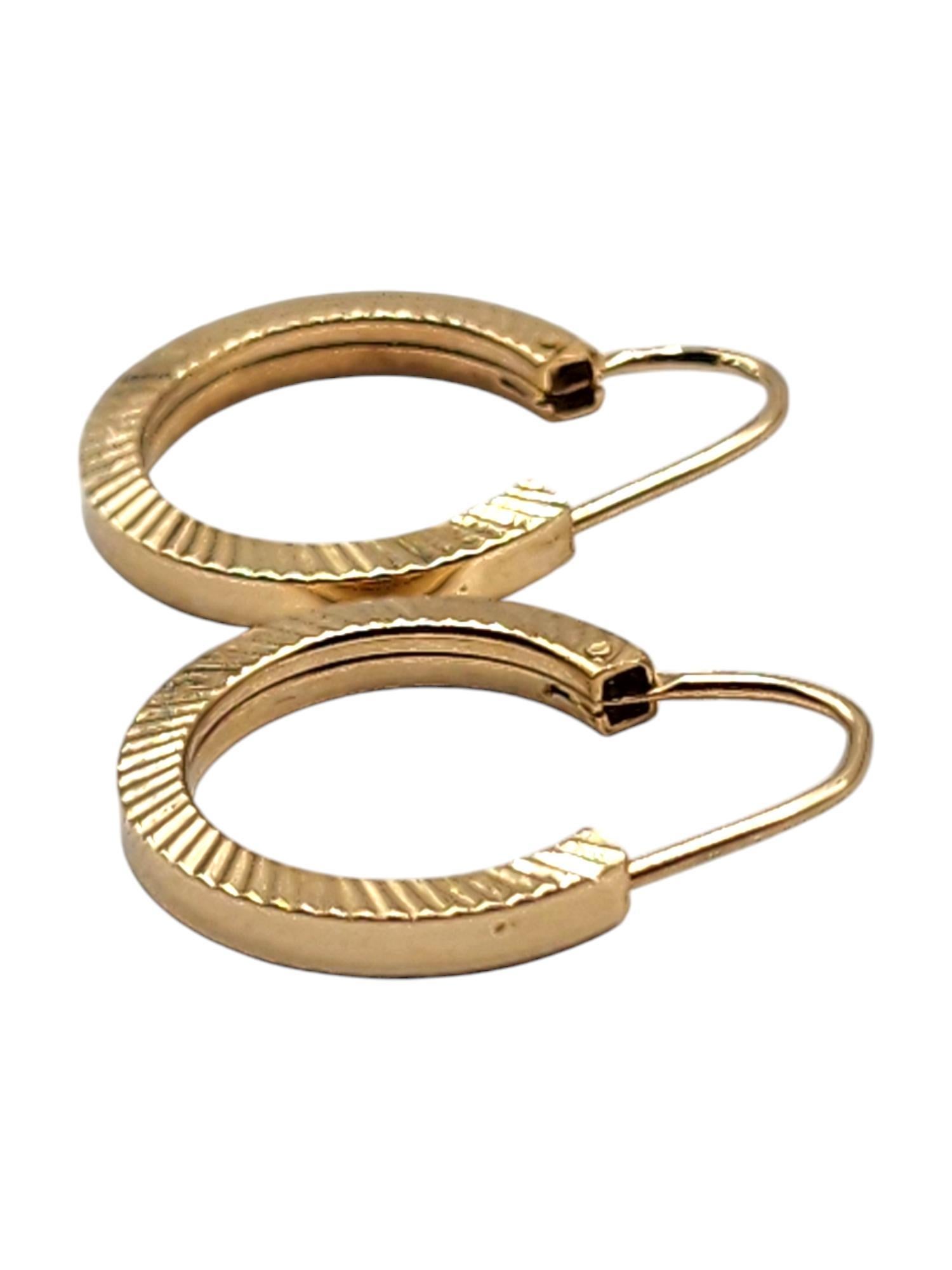 18 Karat Yellow Gold Ribbed Circle Hoop Earrings #20451 In Good Condition For Sale In Washington Depot, CT