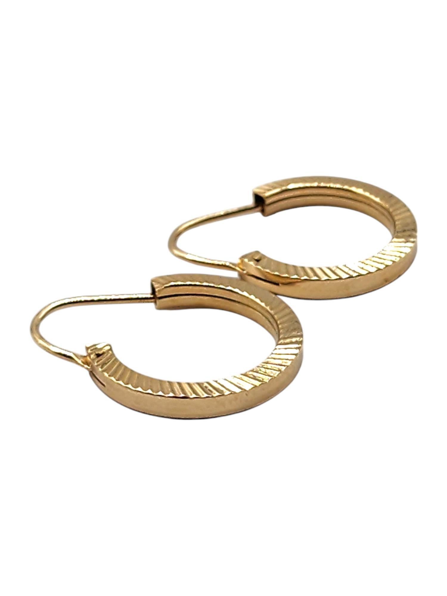 Women's 18 Karat Yellow Gold Ribbed Circle Hoop Earrings #20451 For Sale