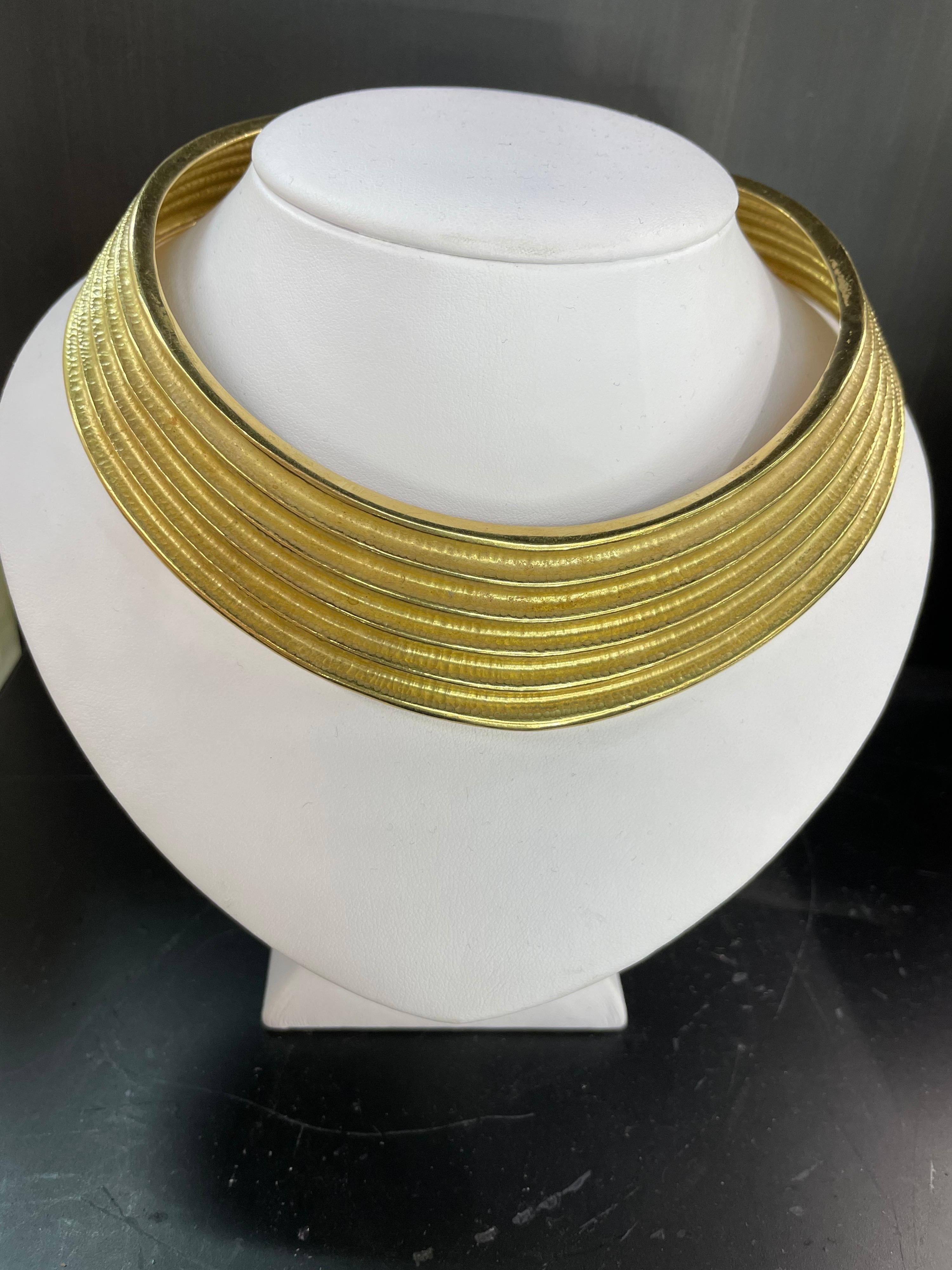 Contemporary 18 Karat Yellow Gold Ribbed Collar Necklace 85.6 Grams Made in Italy For Sale