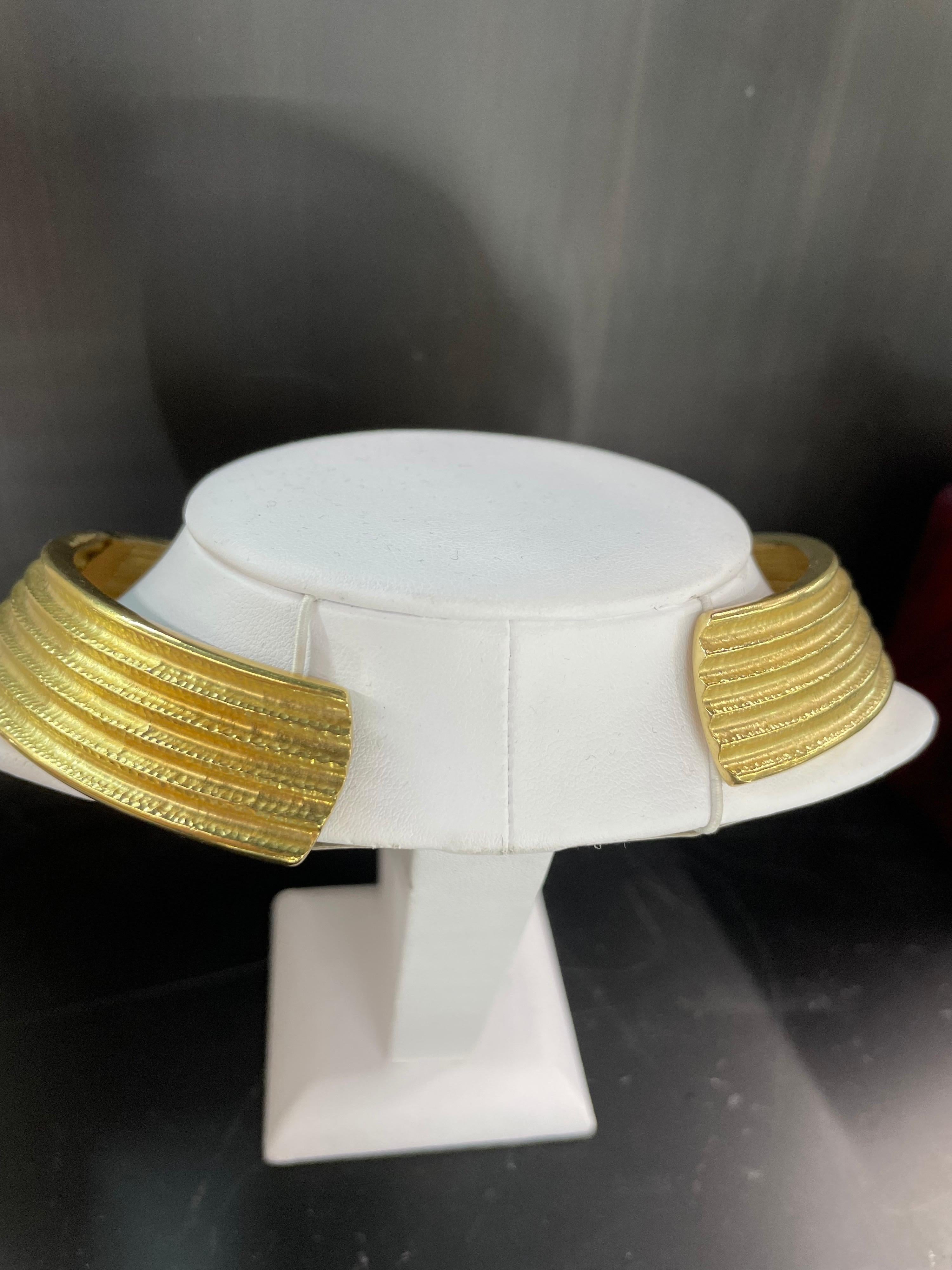 18 Karat Yellow Gold Ribbed Collar Necklace 85.6 Grams Made in Italy In Excellent Condition For Sale In New York, NY