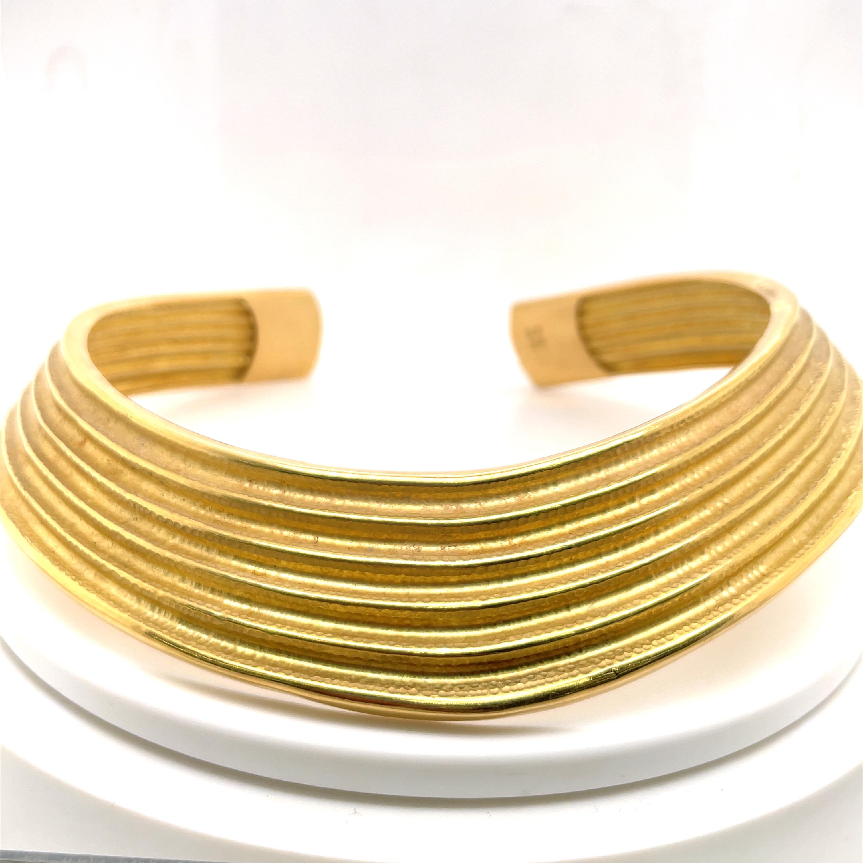 Women's 18 Karat Yellow Gold Ribbed Collar Necklace 85.6 Grams Made in Italy For Sale