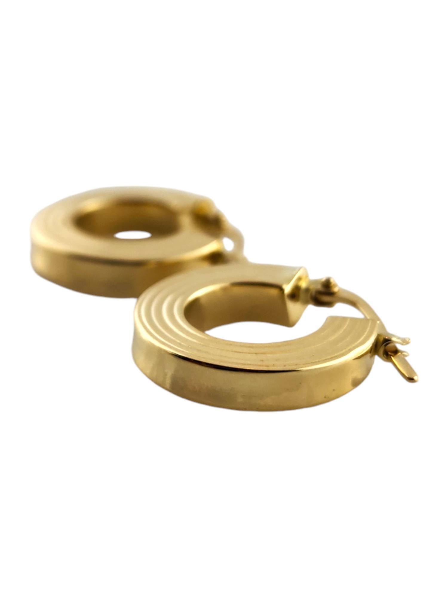 18 Karat Yellow Gold Hoop Earrings

This gorgeous set of hoop earrings were meticulously crafted from 18K yellow gold for a beautiful finish!

Diameter: 18.8mm
Width: 4.1mm
Thickness: 4.1mm

Weight: 1.8 dwt/ 2.8 g

Hallmark: * 804 AR 750

Very good