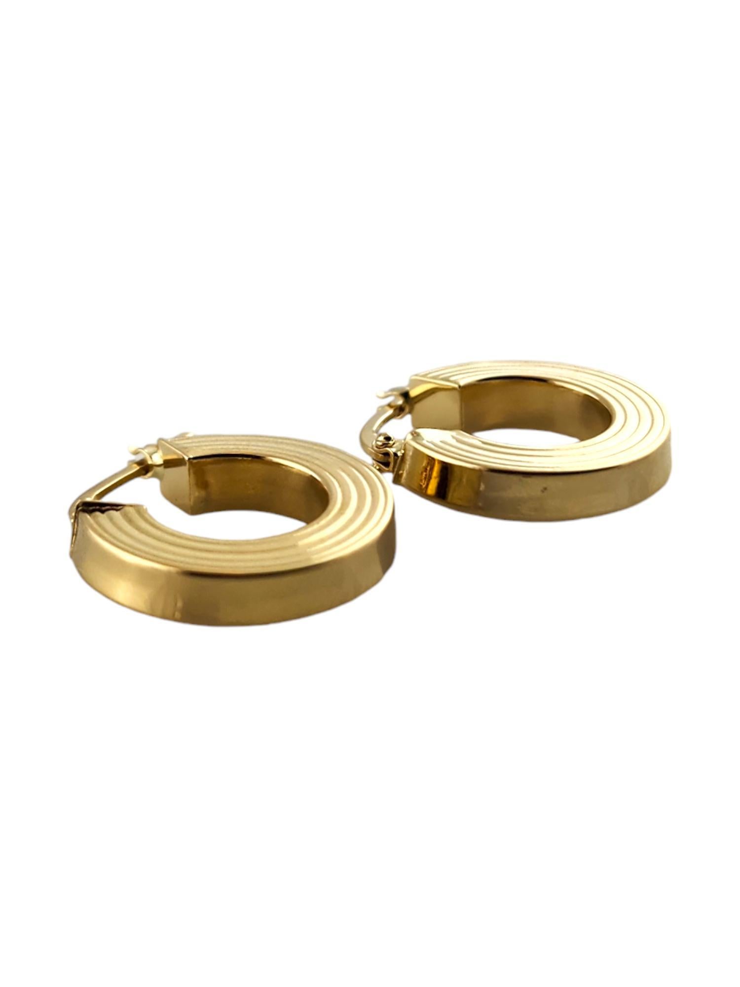 18 Karat Yellow Gold Ribbed Hoop Earrings #18488 In Good Condition In Washington Depot, CT