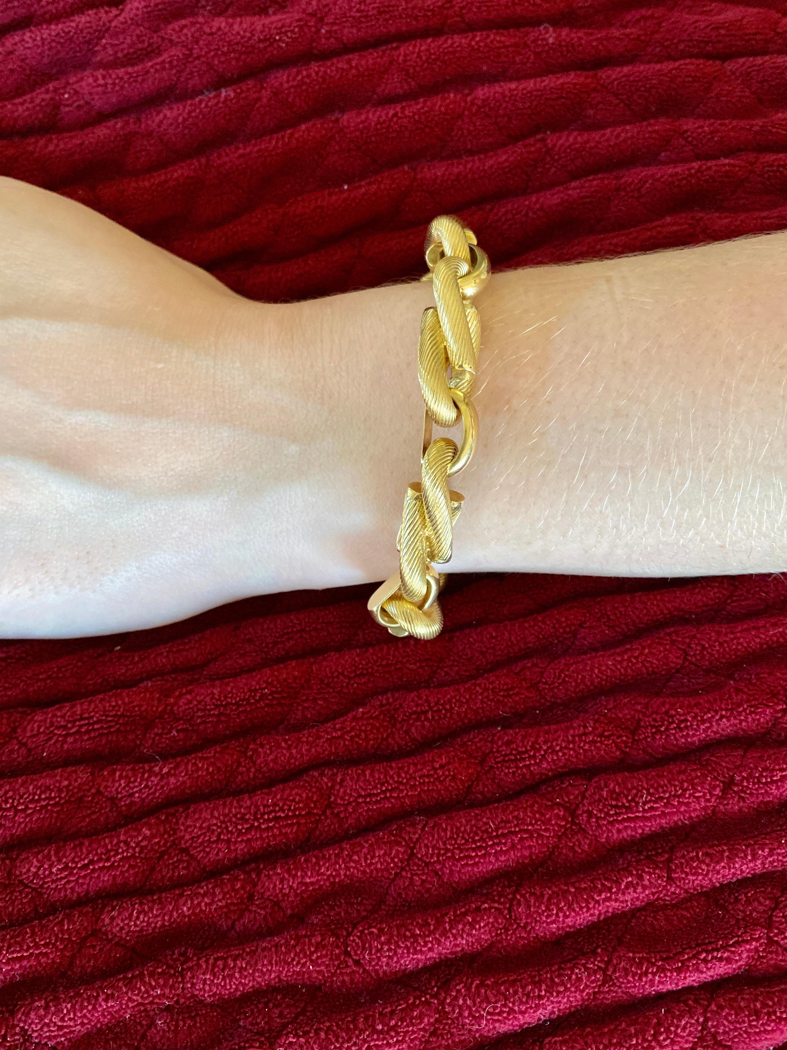 18 Karat Yellow Gold Ribbed Infinity Link Chain Bracelet 3