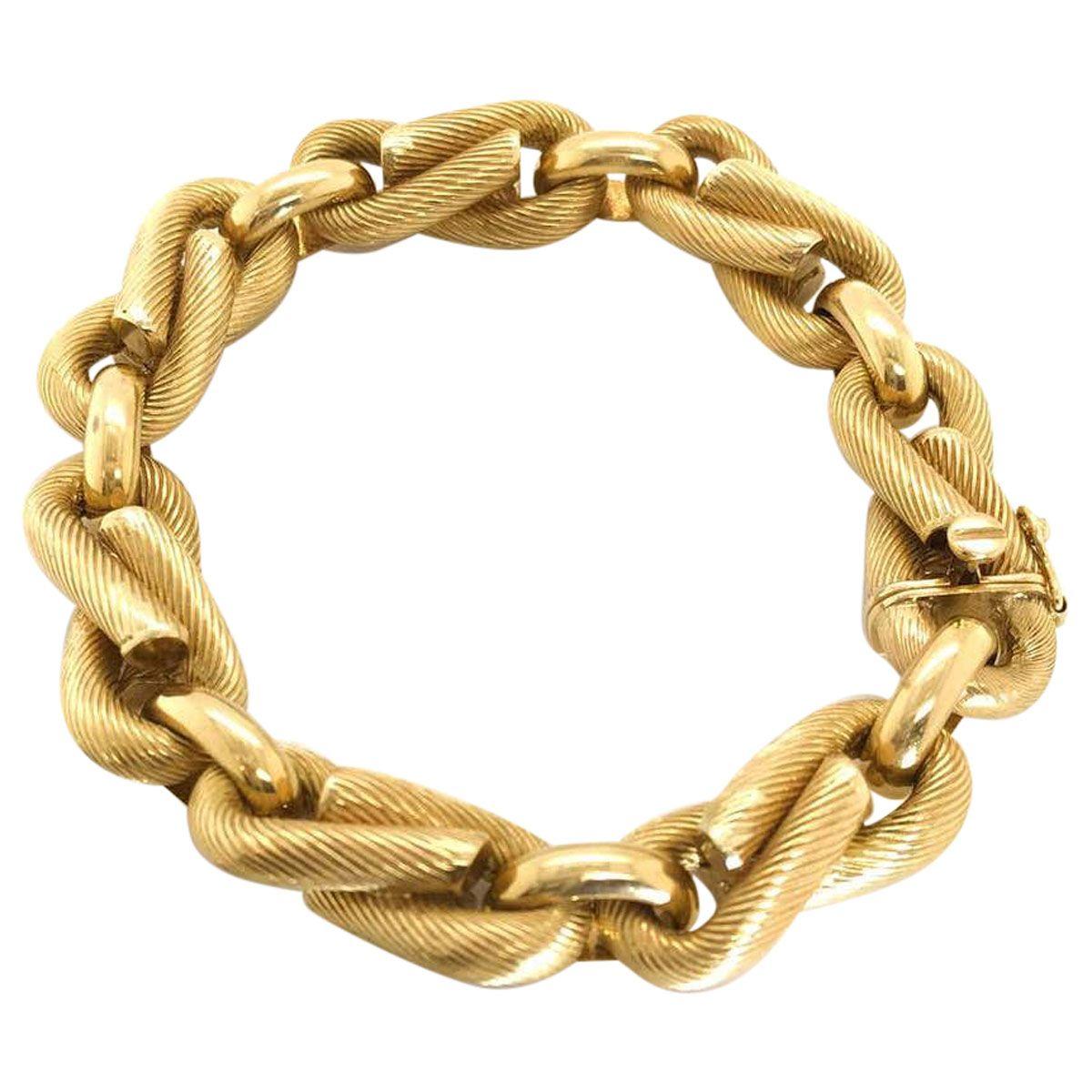 This chunky look 18k yellow gold bracelet has such great style and has a very unusual link. The ribbed gold is fashioned into a figure 8 or infinity link, the ribbing gives the gold a soft shine that is not too overstated but bold enough to be