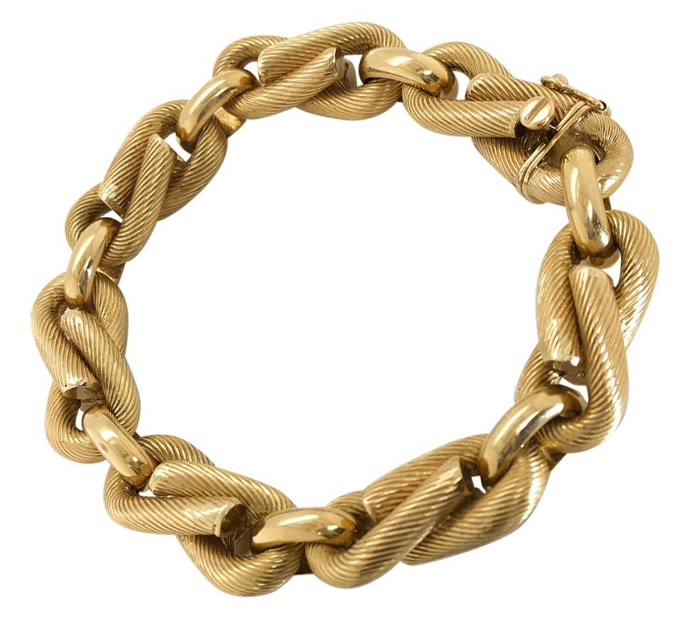 18 Karat Yellow Gold Ribbed Infinity Link Chain Bracelet