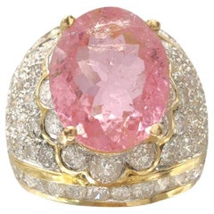 18-karat yellow gold ring -3.00 ct pink tourmaline with diamonds 18-karat yellow gold ring -3.00 ct pink tourmaline with diamonds