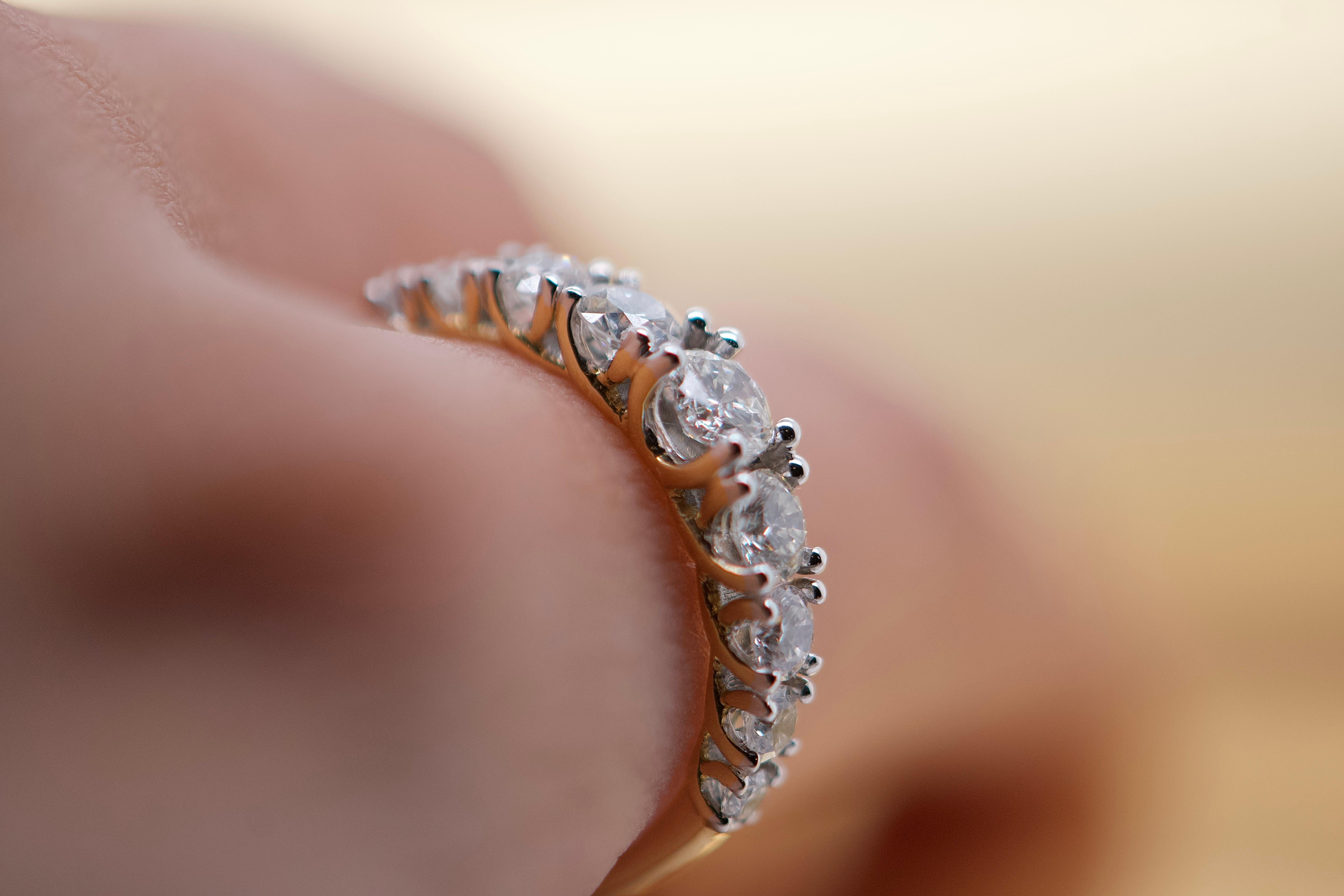 Modern 18-Karat Yellow Gold Ring Adorned with Eight 0.75 Carat Diamonds For Sale