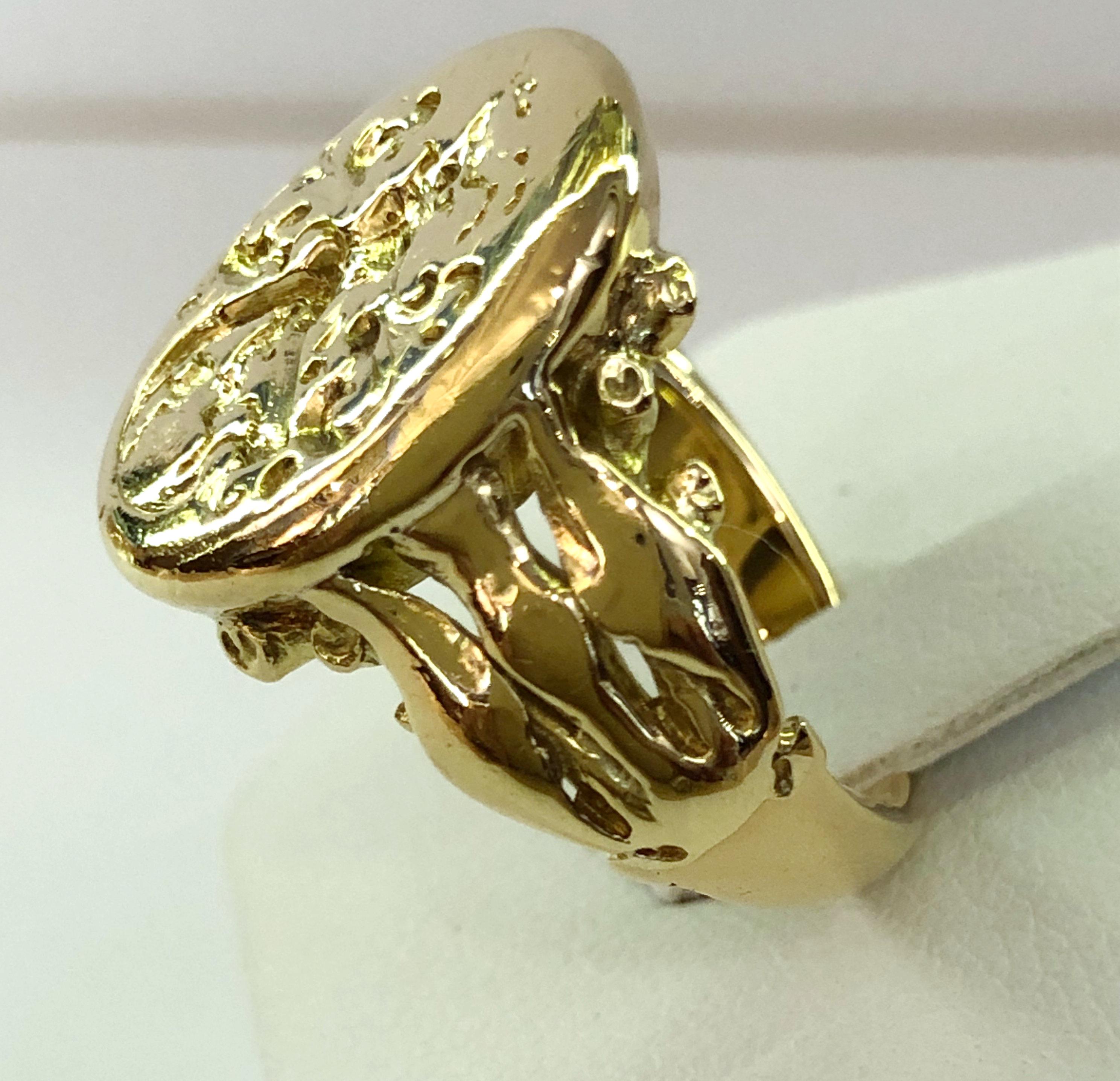 Vintage 18 karat yellow gold ring with an oval shaped emblem, Italy 1960-1970s
Ring size US 7.5