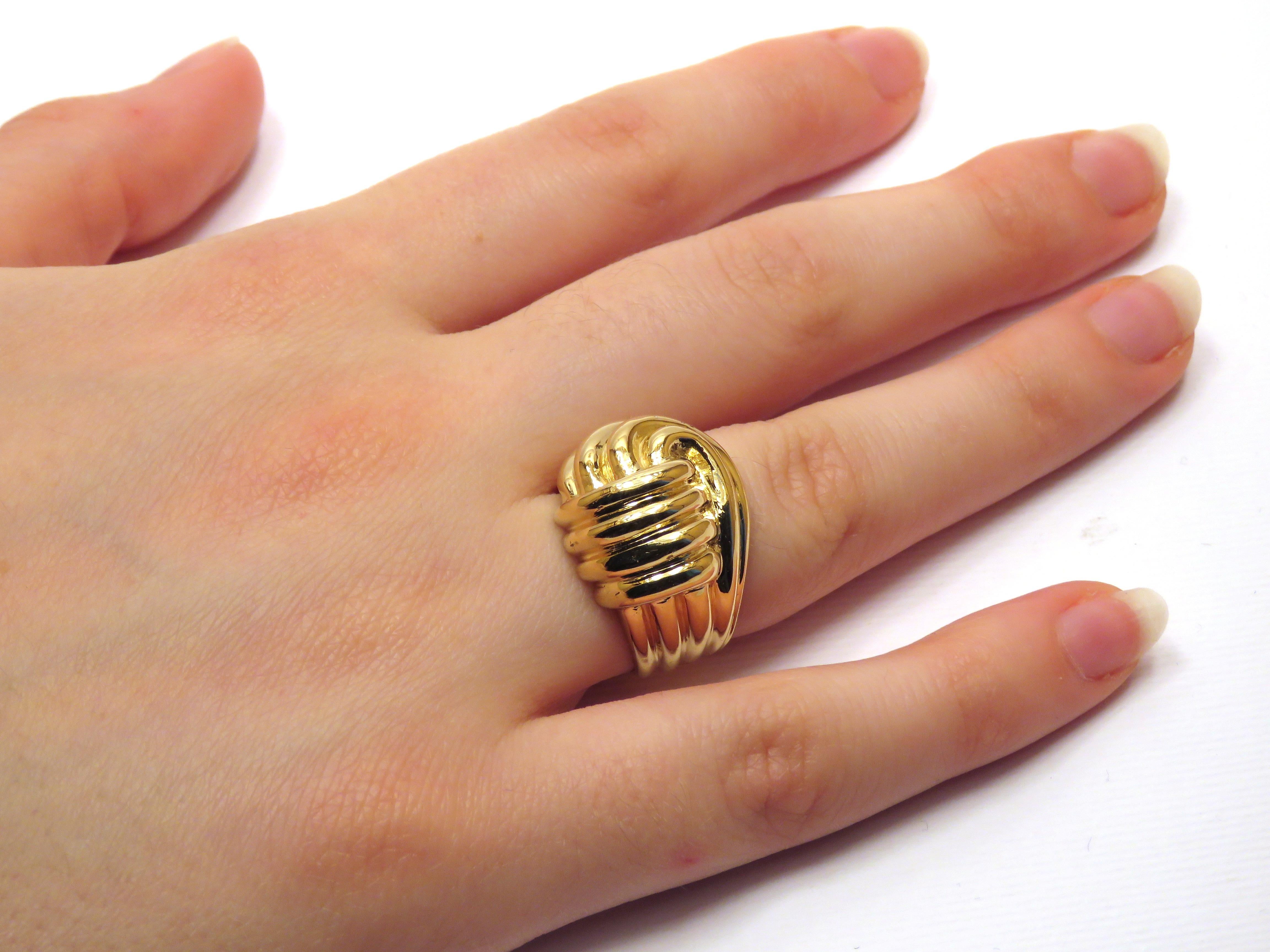 Bague vintage à nœud en or jaune massif 18k.
Taille du doigt us : 6 / Italien : 13 / Français : 53 / Ajustable à la taille du client avant l'expédition. 

Fabriqué à la main en : or jaune 18 carats.
Poids total de la bague : 17 grammes.
Tour de