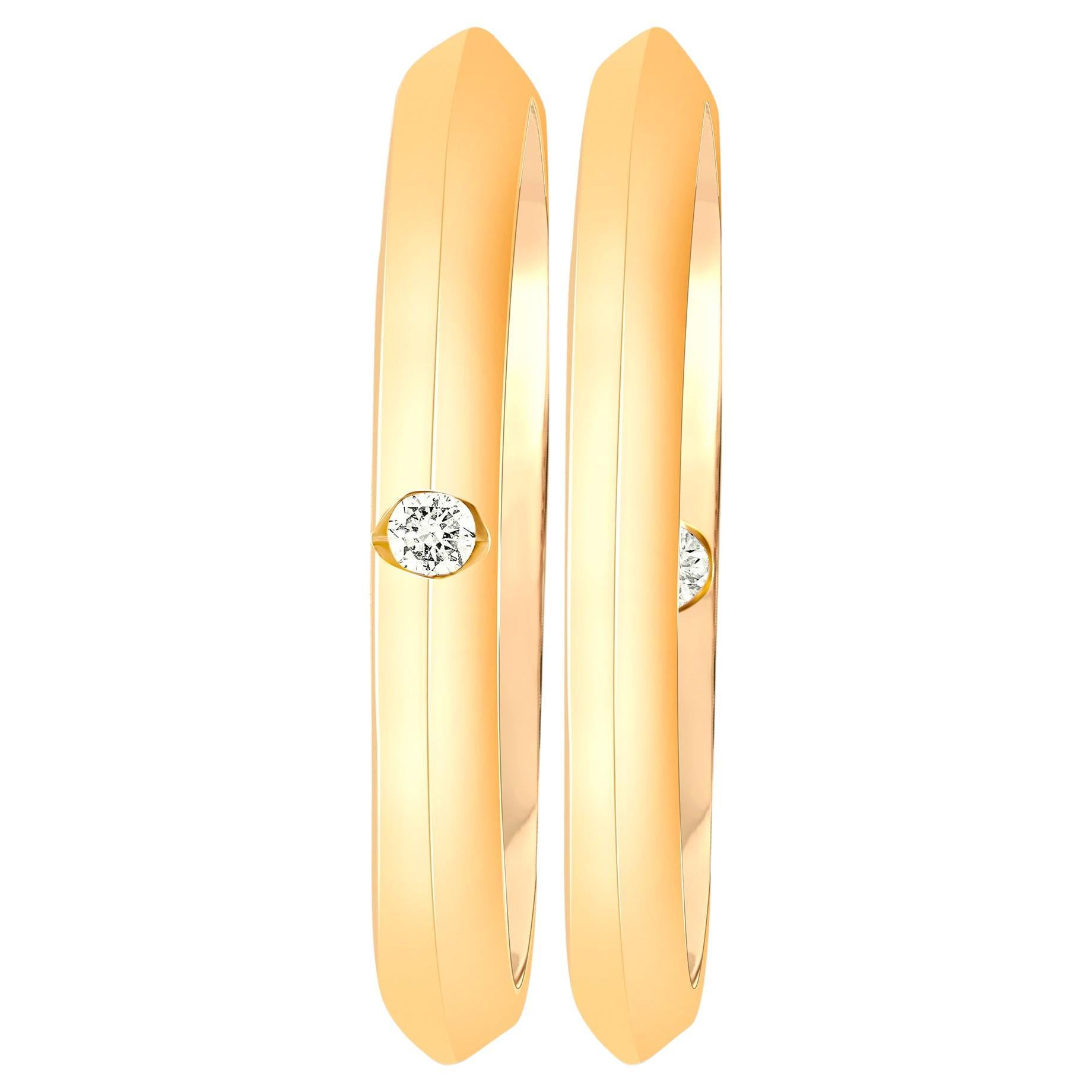 Rayonnante et raffinée, la bague à double anneau en or jaune sertie de diamants est un véritable symbole d'élégance.

Fabriqué en or jaune 18 carats durable
L'un des anneaux est orné d'un diamant blanc étincelant.
L'autre bande est ornée d'un