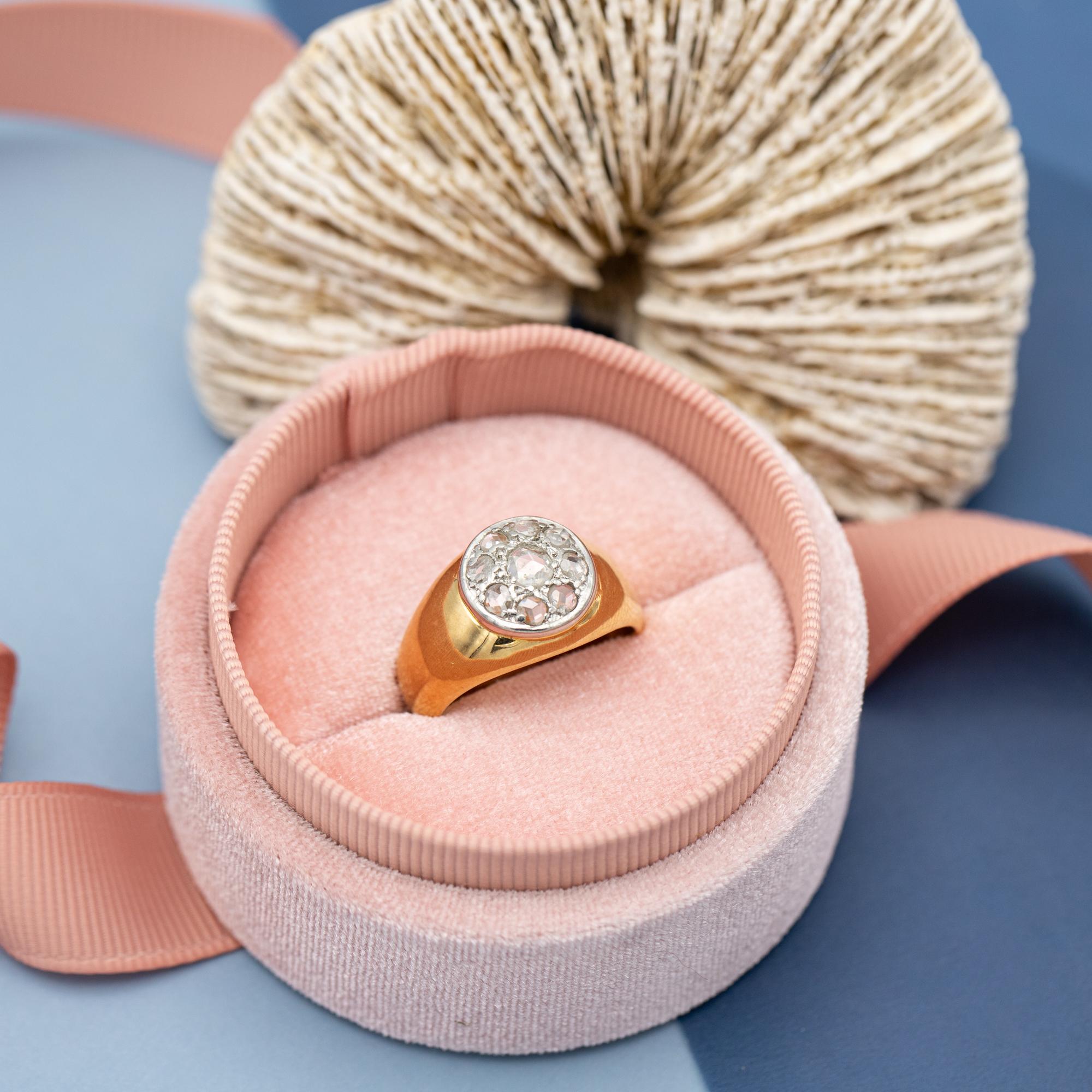 Ring aus 18 Karat Gelbgold - Diamant im Rosenschliff - Patina Bombé Zigeunerring mit Facette (Nachkriegszeit) im Angebot