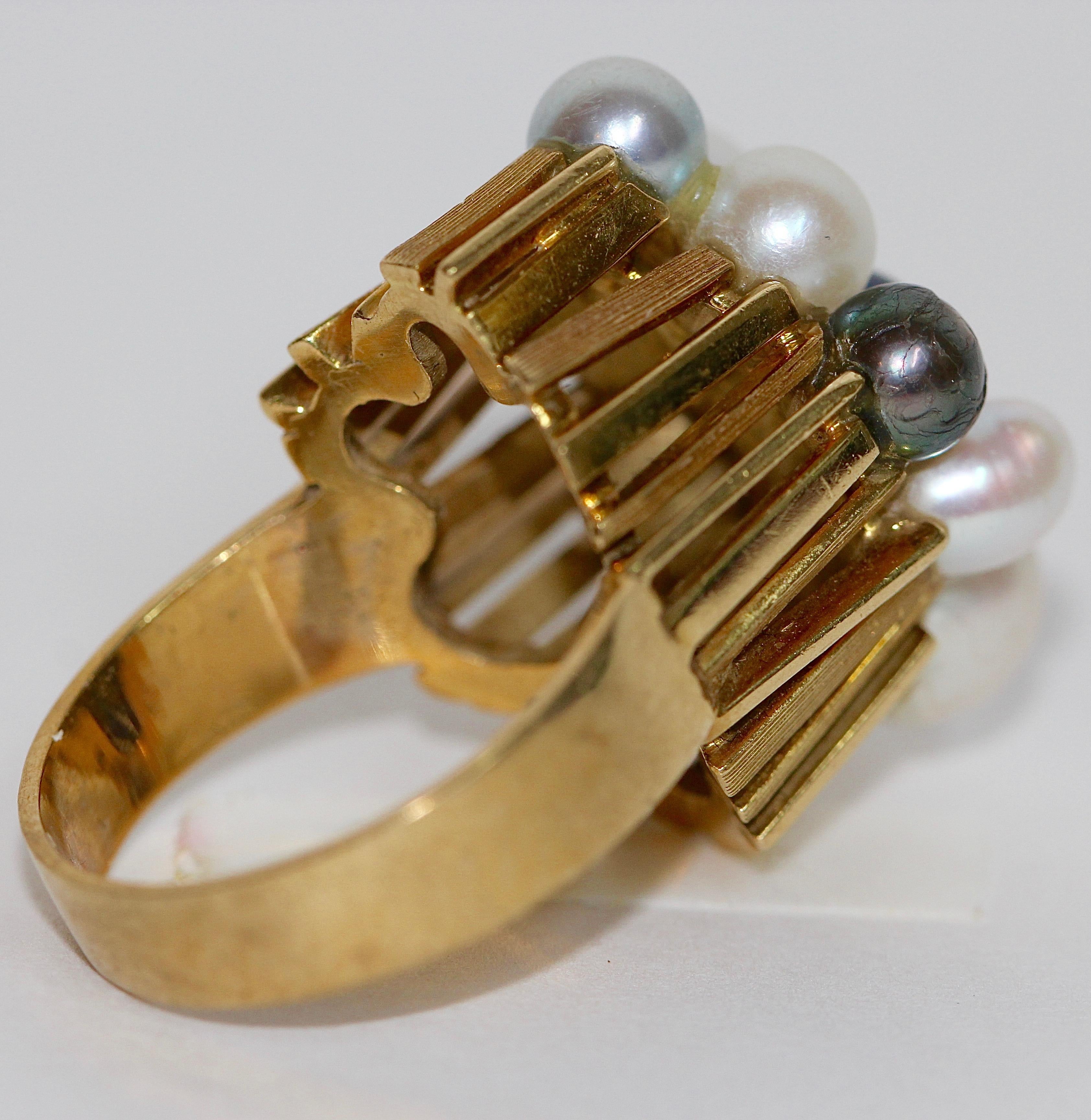18 Karat Yellow Gold Ring Set with Eight Different Natural Pearls In Excellent Condition For Sale In Berlin, DE