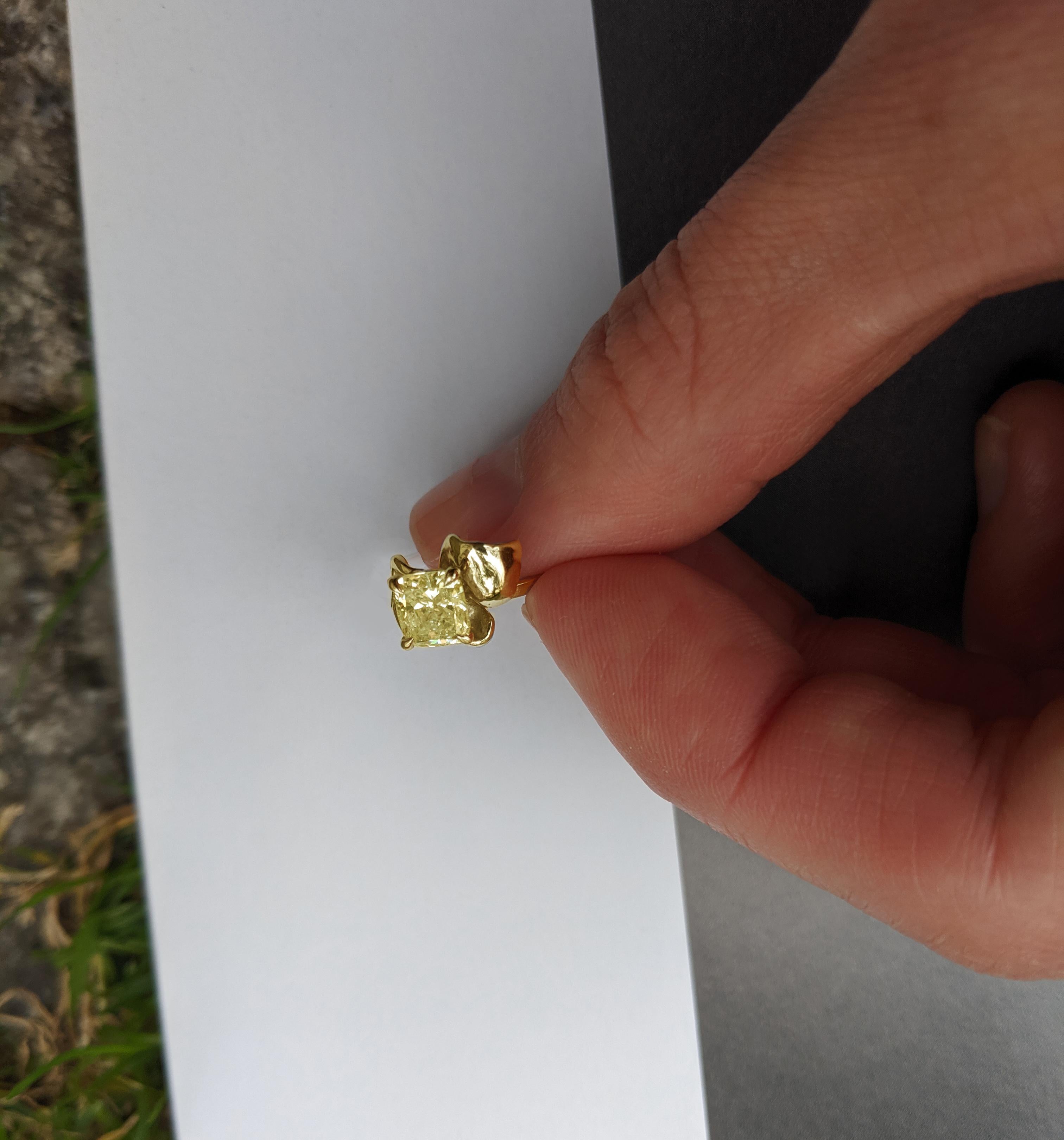 Bague de fiançailles en or jaune 18 carats avec diamant jaune clair fantaisie d'un carat Pour femmes en vente