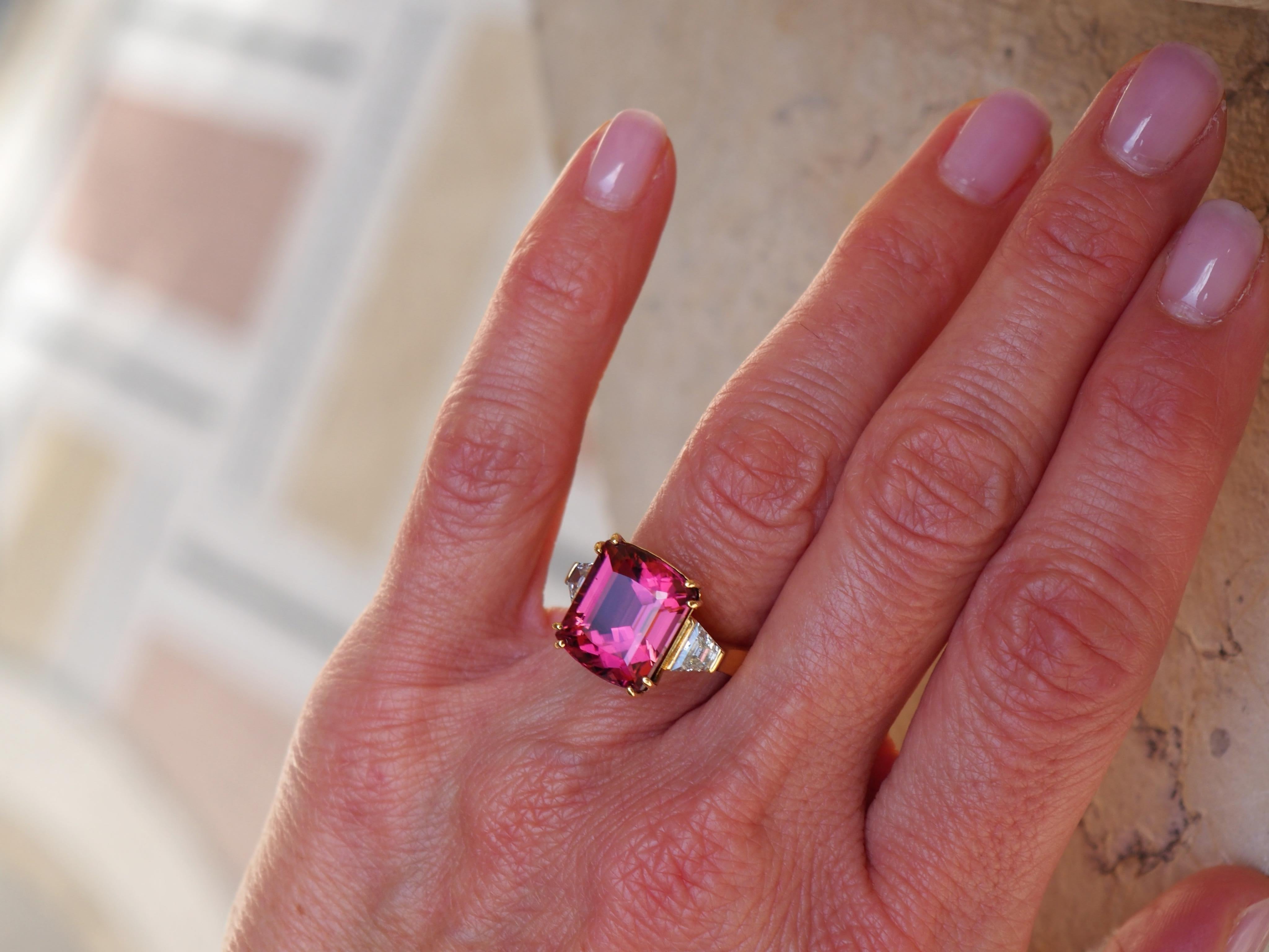 18 Karat Yellow Gold Ring with 10.74 Carat Vivid Pink Tourmaline and Diamonds In New Condition In Paris, FR