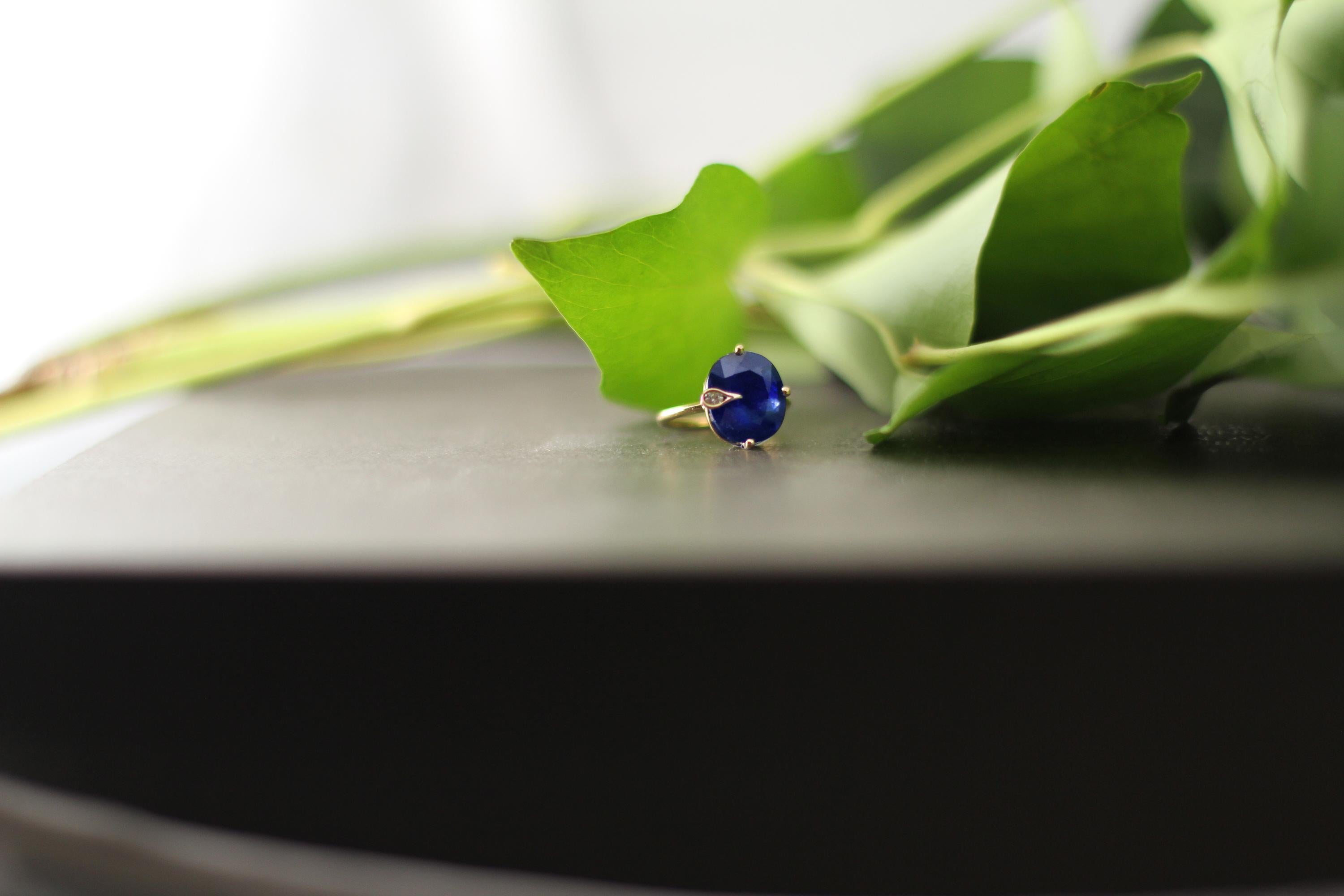 This contemporary Peacock engagement ring is in 18 karat yellow gold with unheated untreated natural oval vivid blue sapphire Lotus Laboratory certified, 10,77x9,16x5,12 mm from Madagascar. It can also be GIA certified upon request. The ring is easy