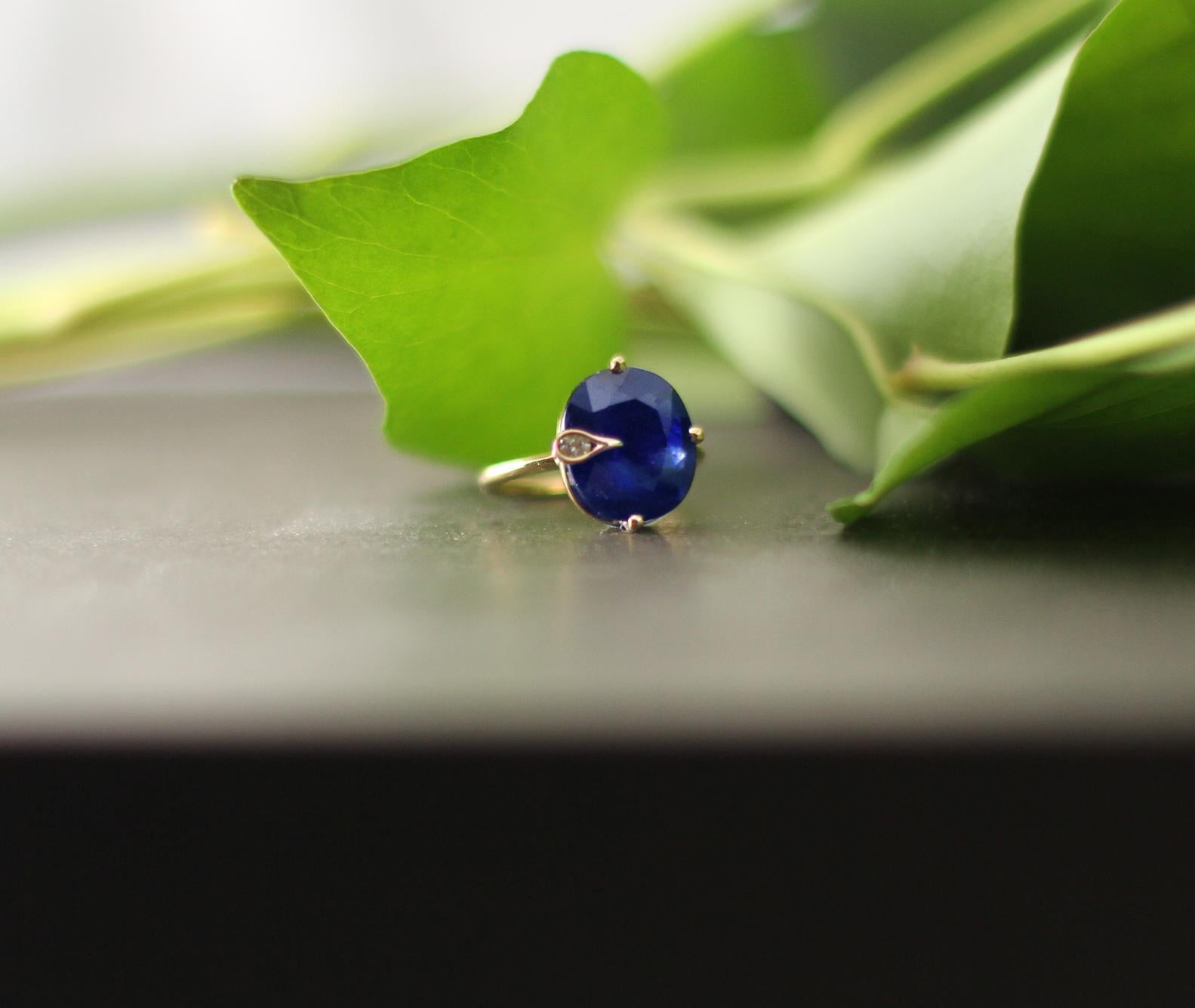 Contemporary Four Carats Vivid Blue Sapphire Eighteen Karat Yellow Gold Ring with Diamond For Sale