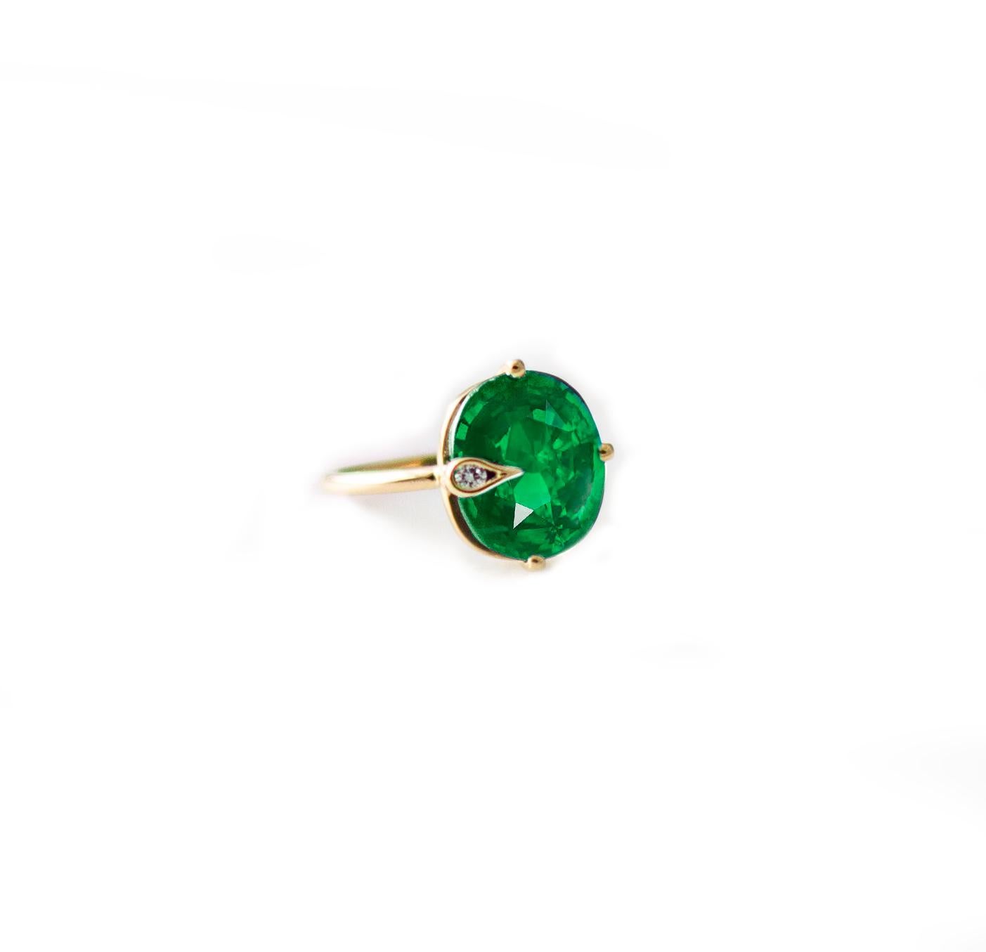 
This Engagement Peacock ring is in 18 karat yellow gold with unheated untreated natural oval vivid green tsavorite, GRS certified, 4,4 carats, 11,44x8,91x5,9 mm. The ring is easy to wear, and the gem catches eye's attention. 
We use top natural