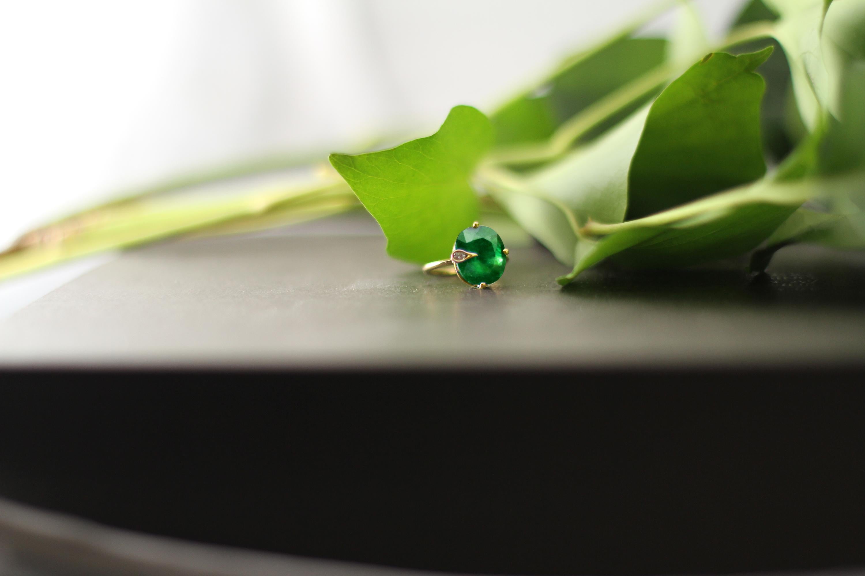 This contemporary Peacock engagement ring is in 18 karat yellow gold with unheated untreated natural oval vivid minty tsavorite, GIA certified, 4,64 carats, 12,5x9,75x5,26 mm. The ring is easy to wear, and the gem catches eye's attention. 
We use