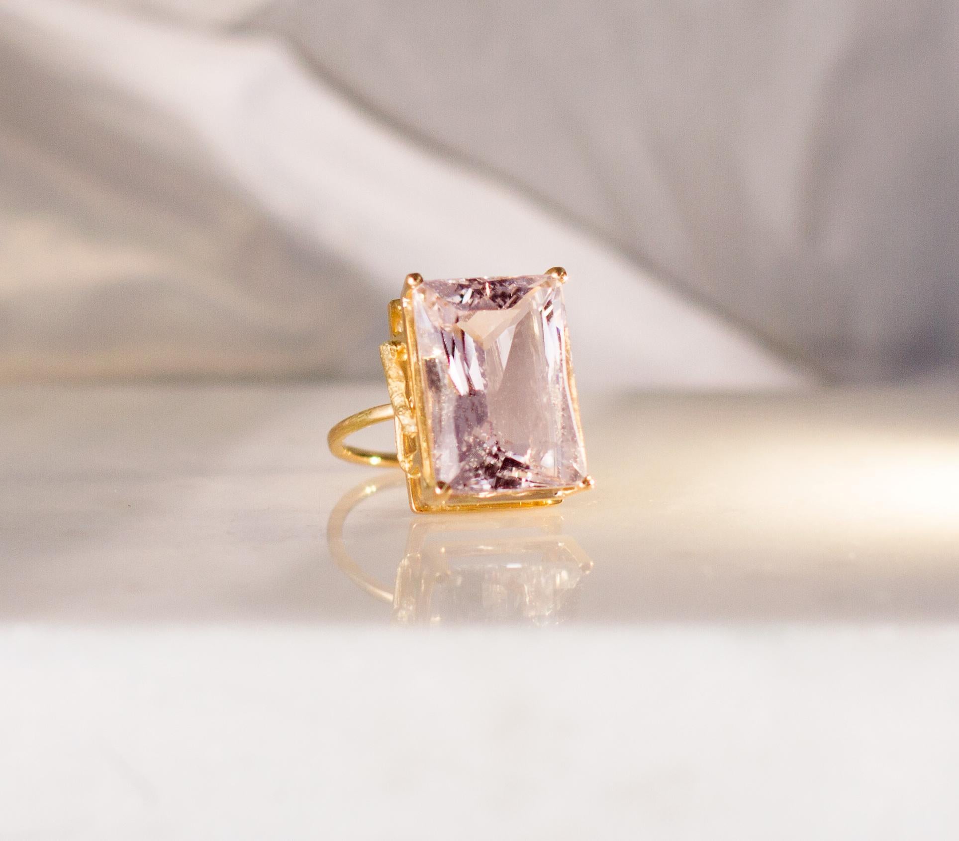 Bague en or jaune 18 carats avec grande kunzite rose poudrée en vente 6