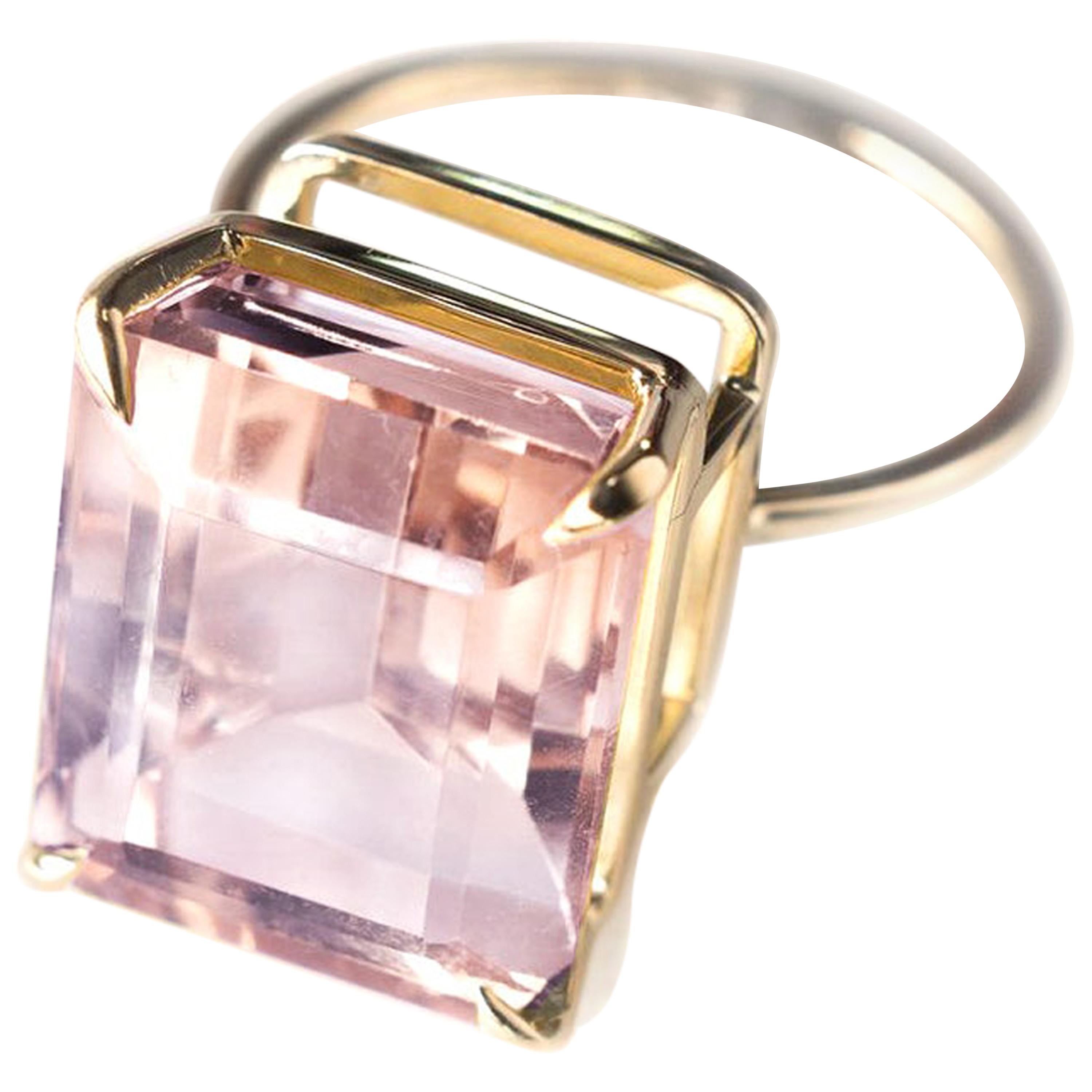 Bague en or jaune 18 carats avec grande kunzite rose poudrée en vente