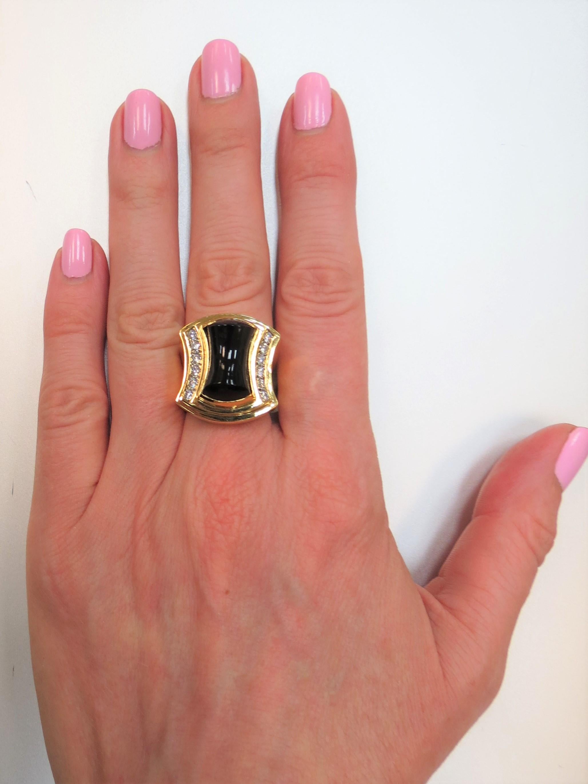 Ring aus 18 Karat Gelbgold mit gewölbtem schwarzem Onyx in der Mitte und 12 runden Diamanten im Zackenschliff mit einem Gewicht von 0,43 ct, Farbe G-H, Reinheit VS, an den Seiten
Ringgröße 6,5, kann angepasst werden
Letzter Verkauf: $5000